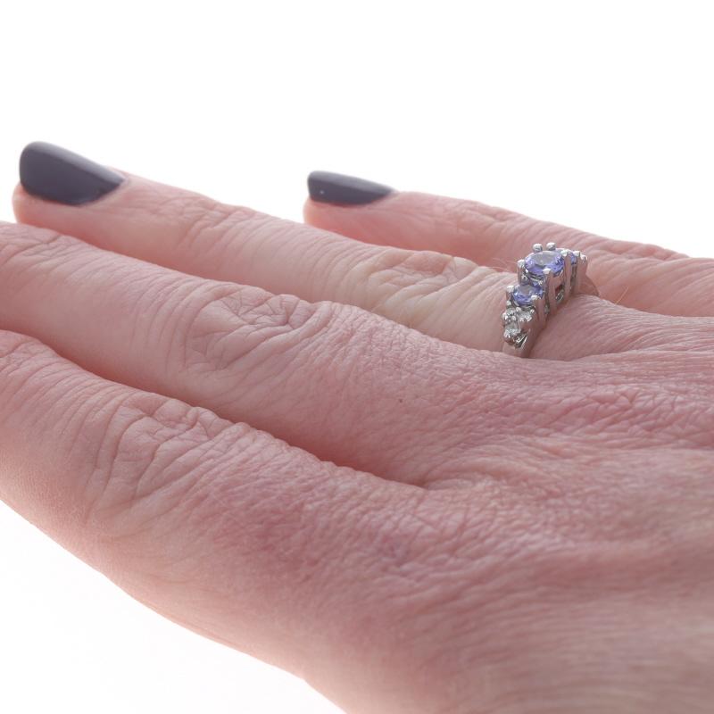 Bague en or blanc avec diamant Tanzanite - 14k Round .49ctw Three-Stone Pour femmes en vente