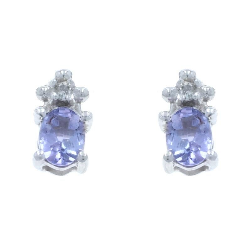 Contenuto del metallo: Oro bianco 10k

Informazioni su A. Stone

Tanzanite naturale
Trattamento: Miglioramenti di routine
Carati: .30ctw
Taglio: Ovale

Diamanti naturali
Carati: (2) piccolo
Taglio: Singolo

Carati totali: 2,30ctw

Stile: