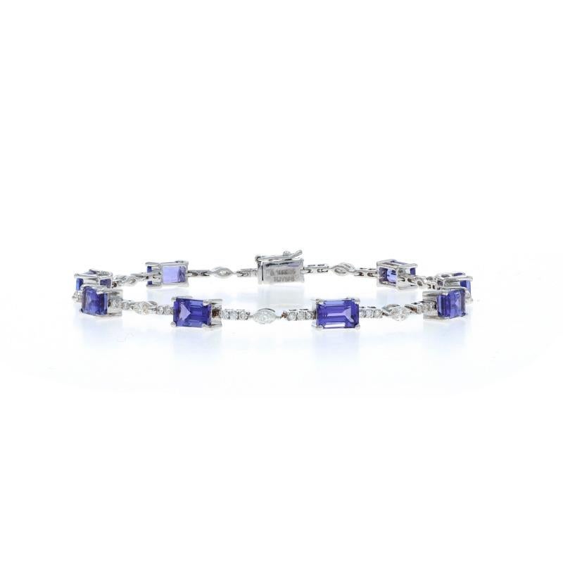 Contenu métallique : Or blanc 14k

Informations sur les pierres

Tanzanites naturelles
Traitement : Amélioration de routine
Carat(s) : 8.05ctw
Coupe : Émeraude

Diamants naturels
Carat(s) : 1.03ctw
Taille : Ronde, Brilliante et Marquise
Couleur : G