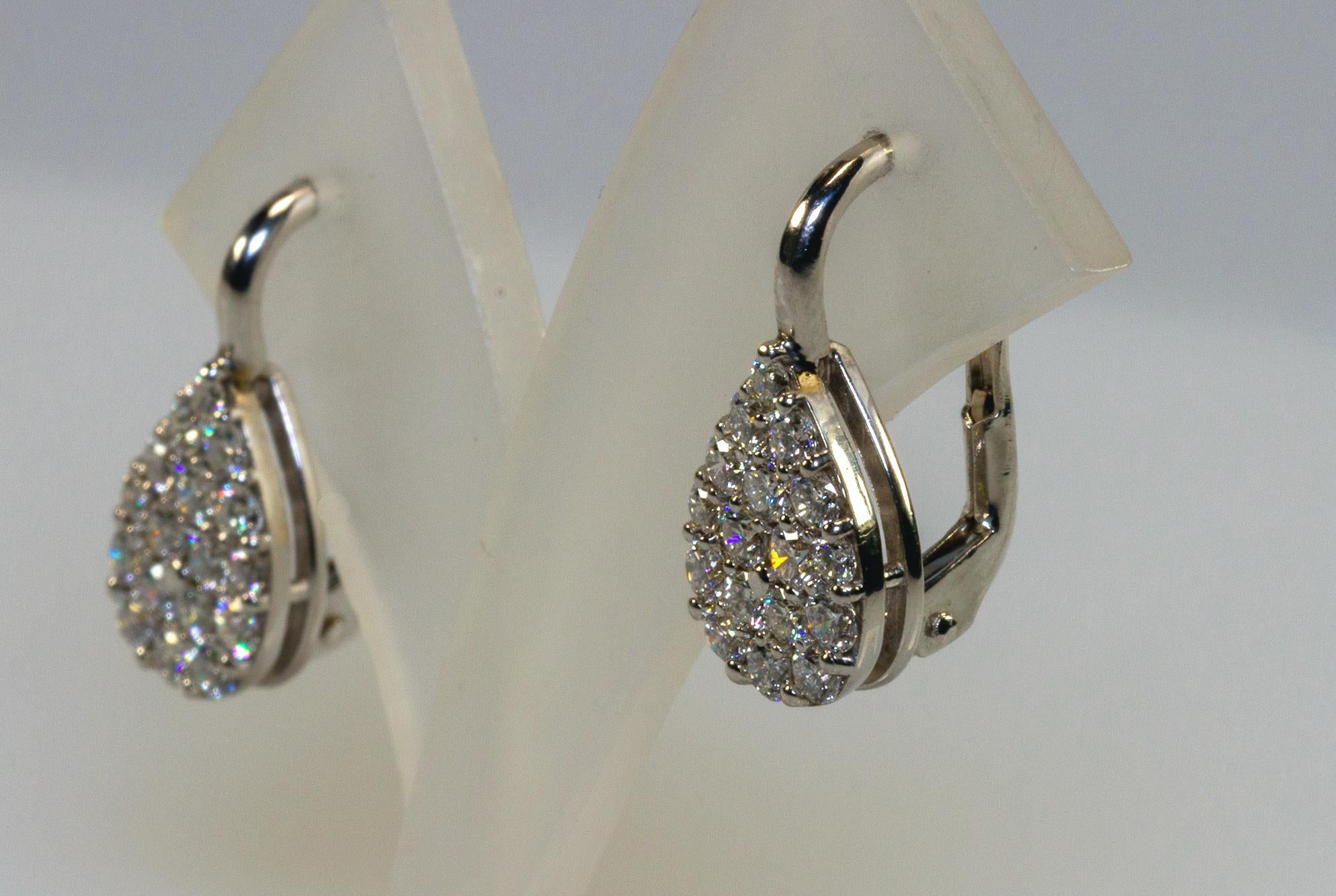 Gorgeous teardrop earrings in 18k white gold with diamond 