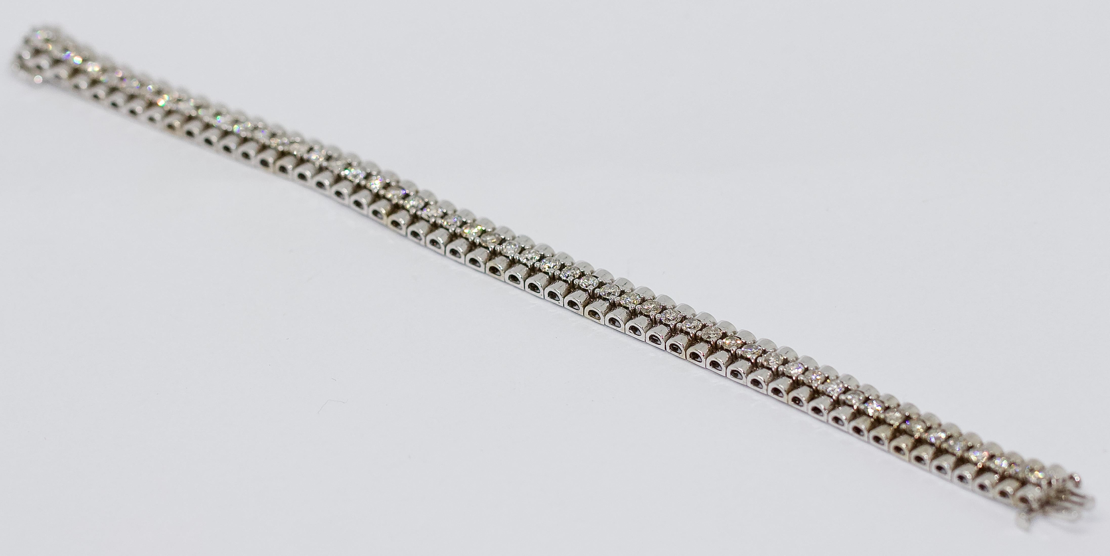 14 Karat White Gold Tennis Bracelet - set with 52 Diamonds. Total almost 5.2 Carat.

Color: Top Wesselton
Clarity: SI - PI

Including certificate of authenticity.