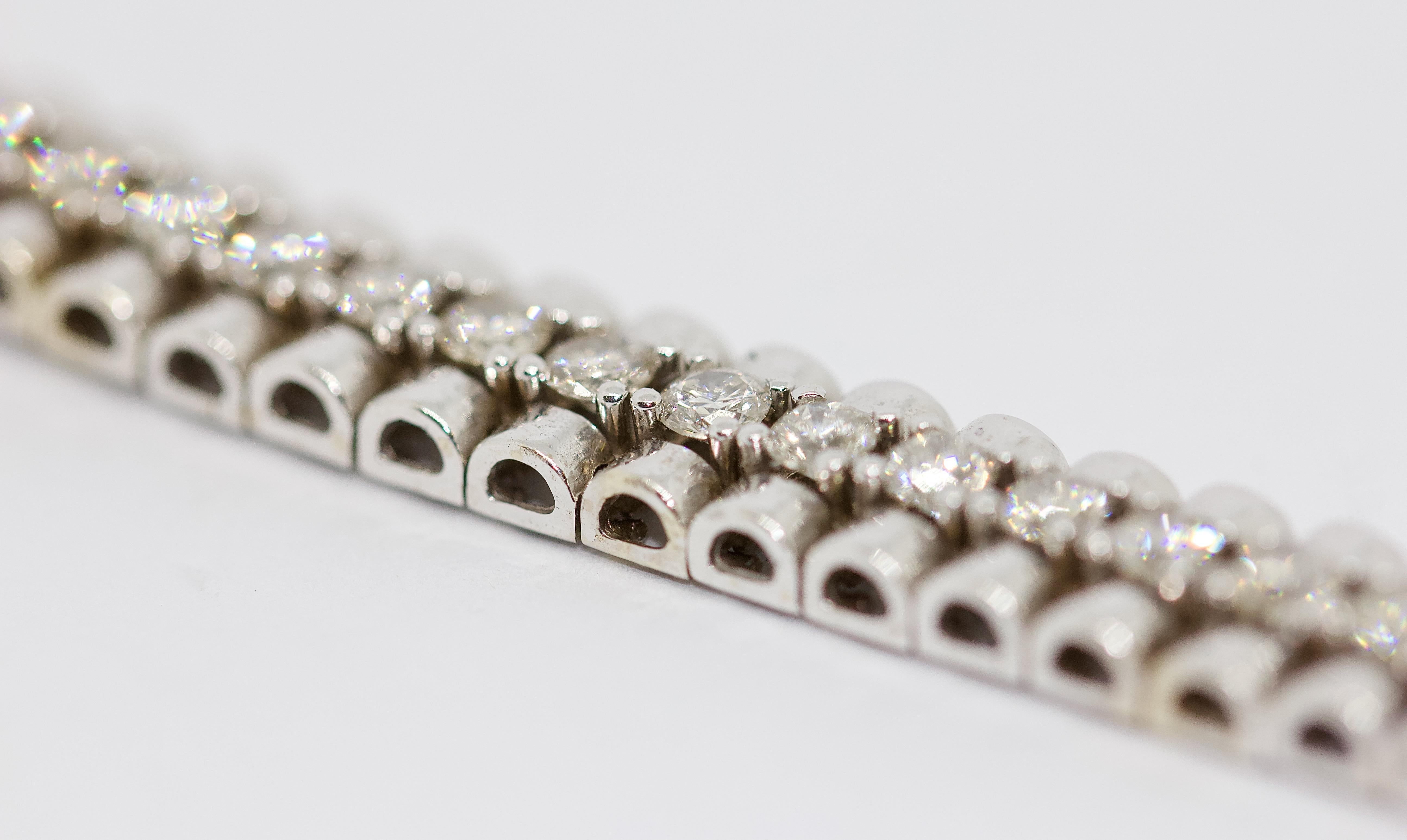 Moderne Bracelet tennis en or blanc, serti de 52 diamants ronds d'un total de 5 carats en vente