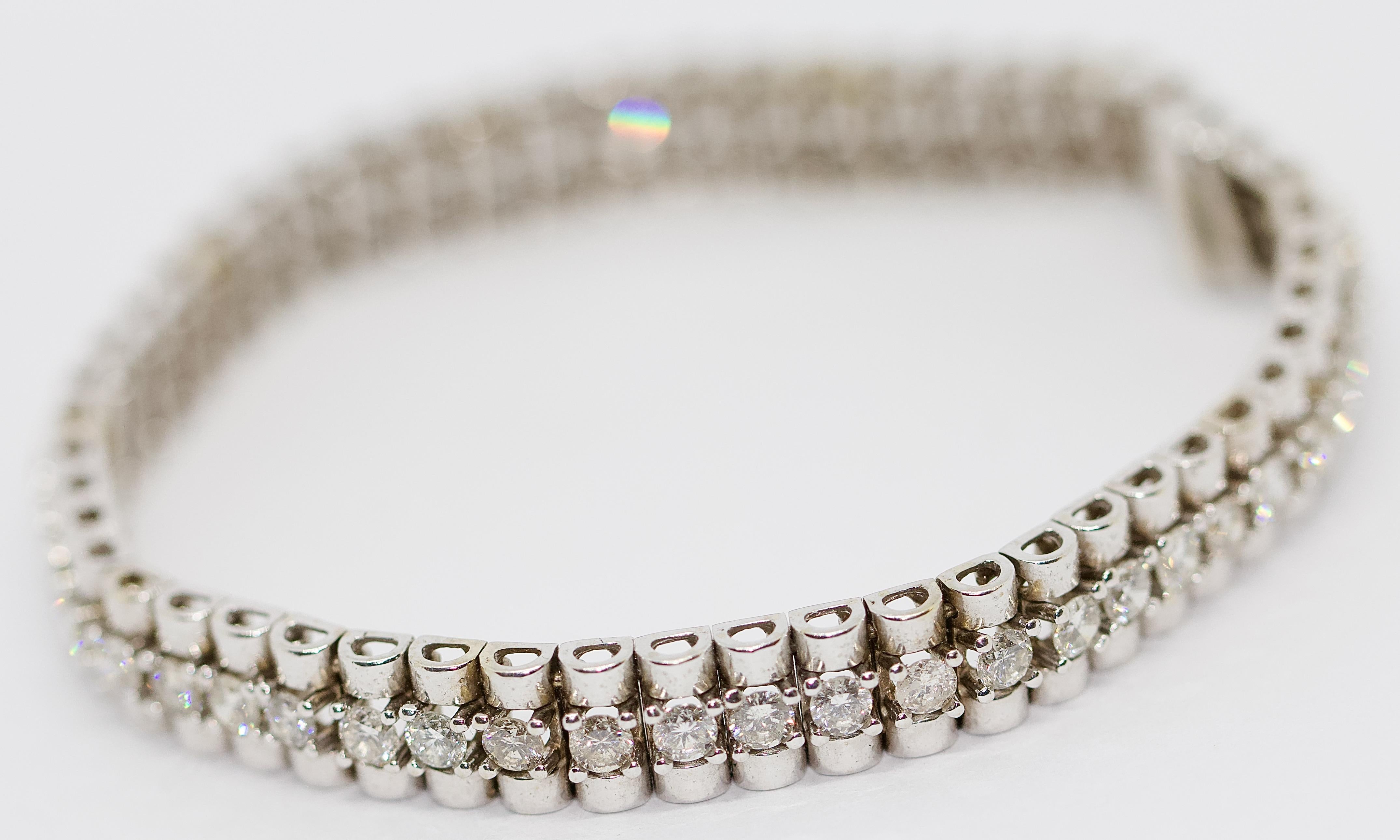 Taille ronde Bracelet tennis en or blanc, serti de 52 diamants ronds d'un total de 5 carats en vente