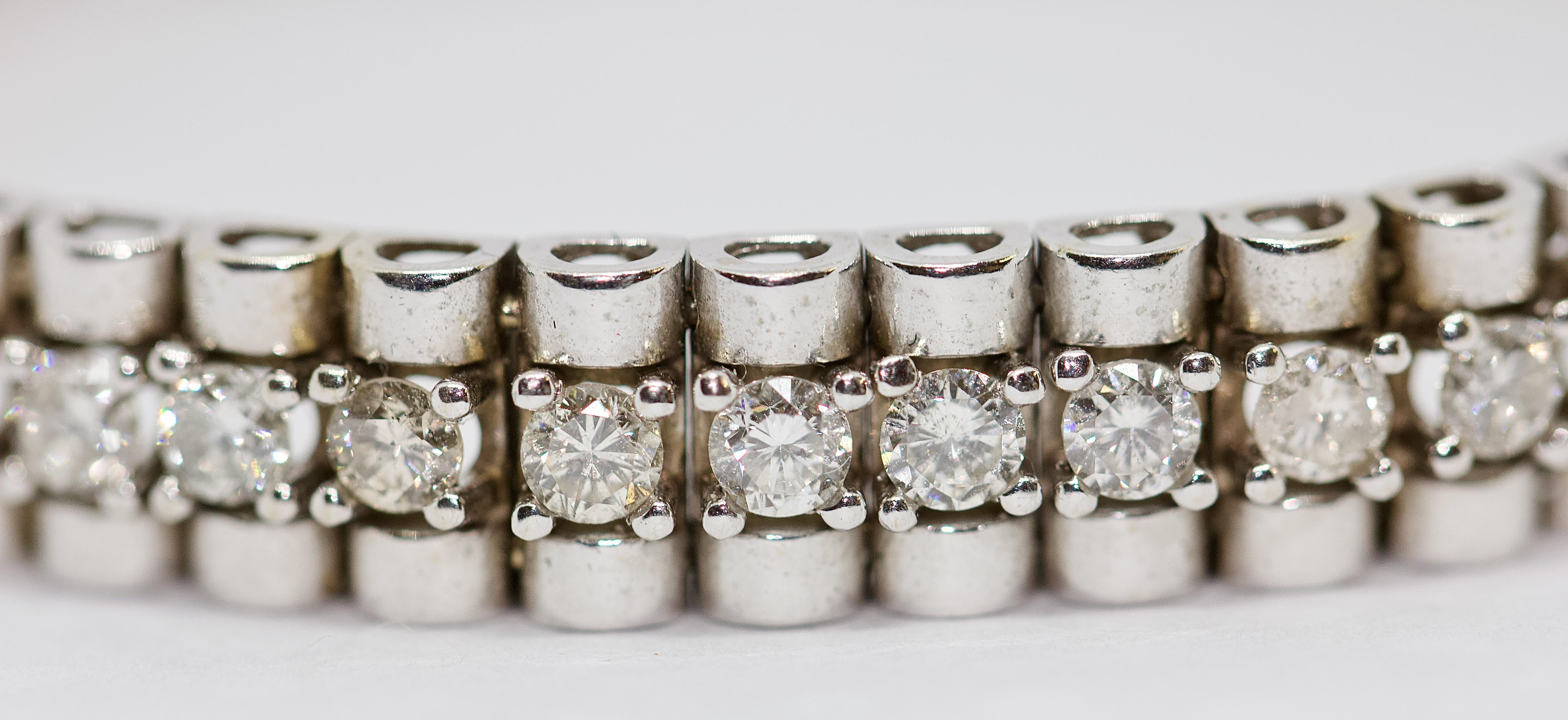 Bracelet tennis en or blanc, serti de 52 diamants ronds d'un total de 5 carats Bon état - En vente à Berlin, DE