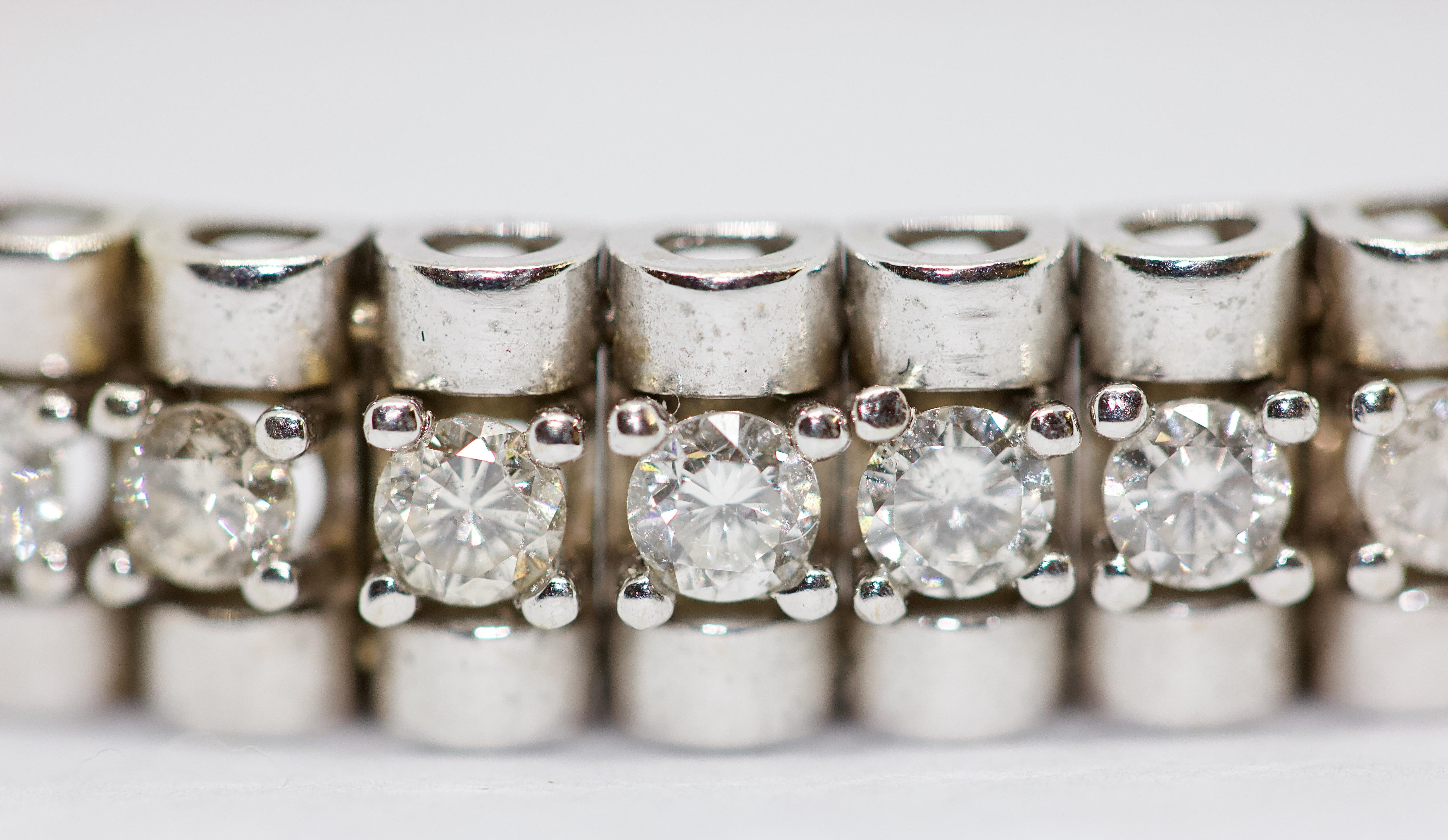 Bracelet tennis en or blanc, serti de 52 diamants ronds d'un total de 5 carats Pour femmes en vente