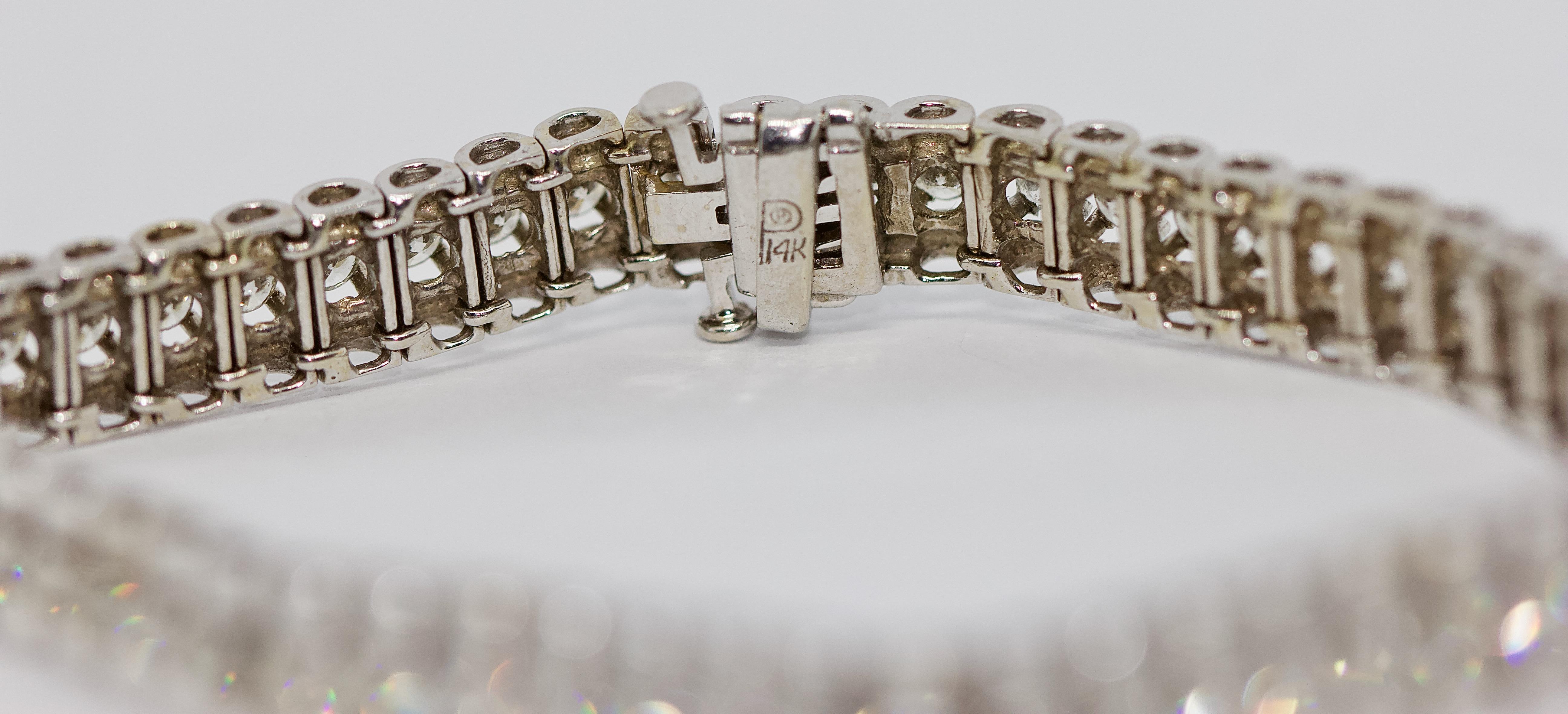Bracelet tennis en or blanc, serti de 52 diamants ronds d'un total de 5 carats en vente 1