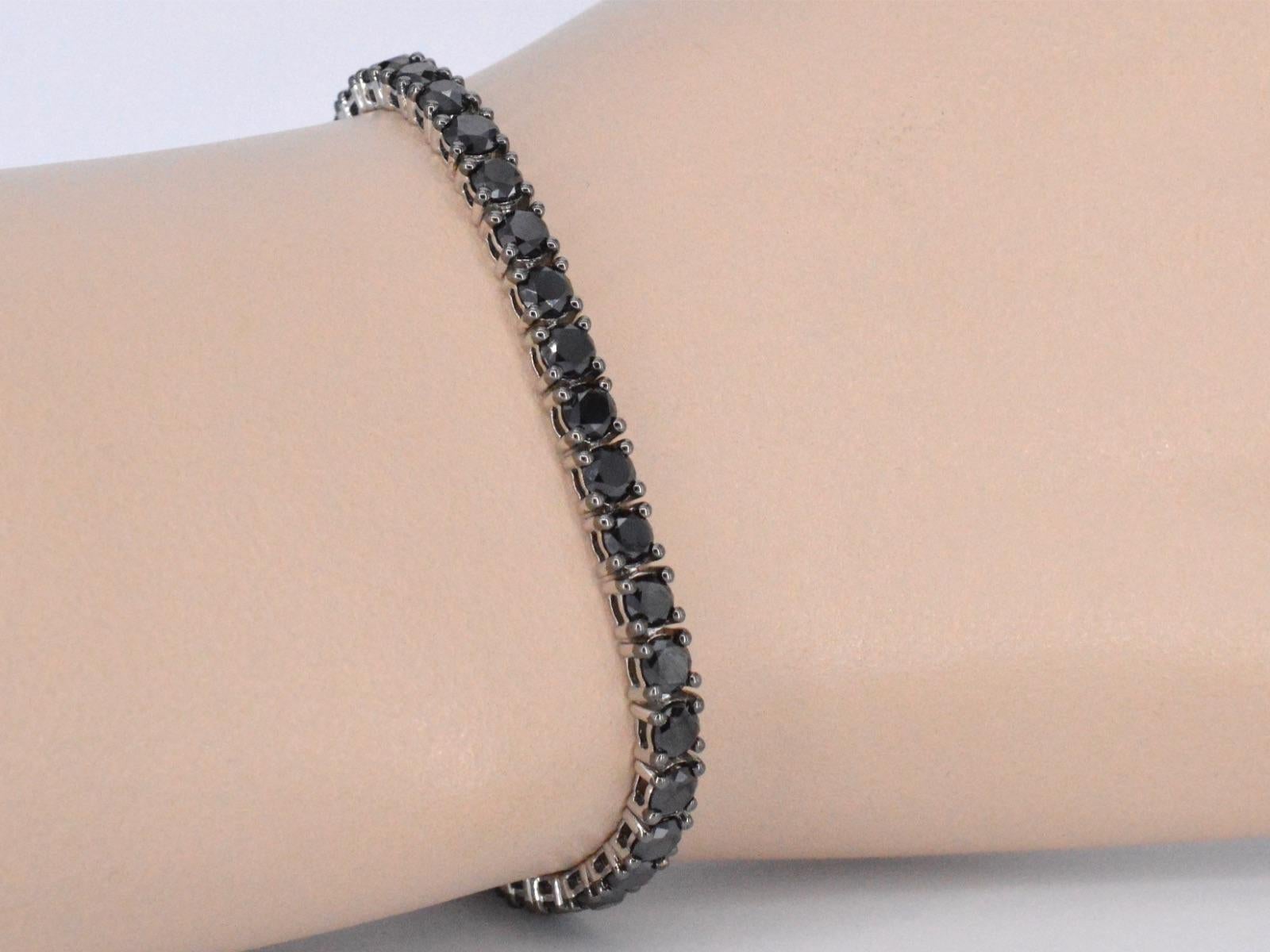 Ce bracelet comporte 45 diamants noirs d'un poids total de 10,00 carats. Chaque diamant est taillé de manière brillante et présente une finition opaque et améliorée qui lui confère une riche couleur noire. Les diamants sont sertis de manière experte