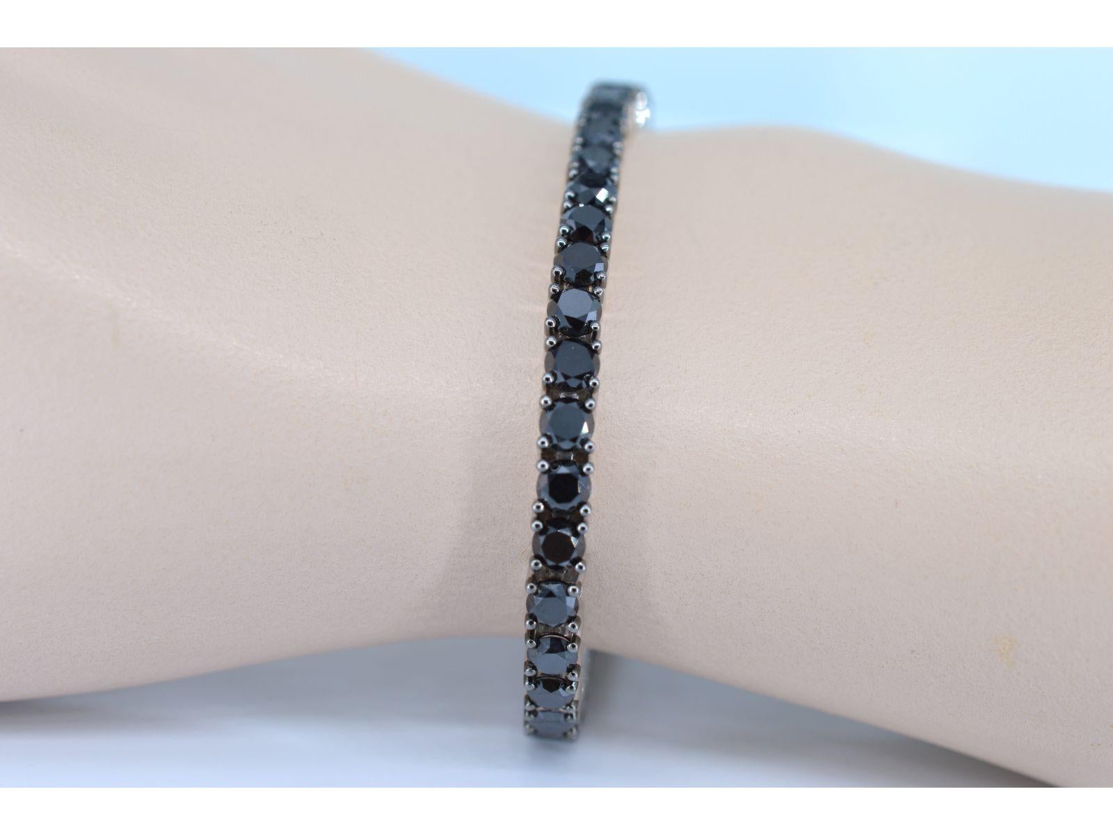Il s'agit d'un luxueux bracelet orné de 44 diamants noirs, d'un poids total de 16,50 carats. Les diamants sont taillés dans le style brillant, ce qui renforce leur éclat et la réflexion de la lumière. La couleur des diamants est un noir riche, avec