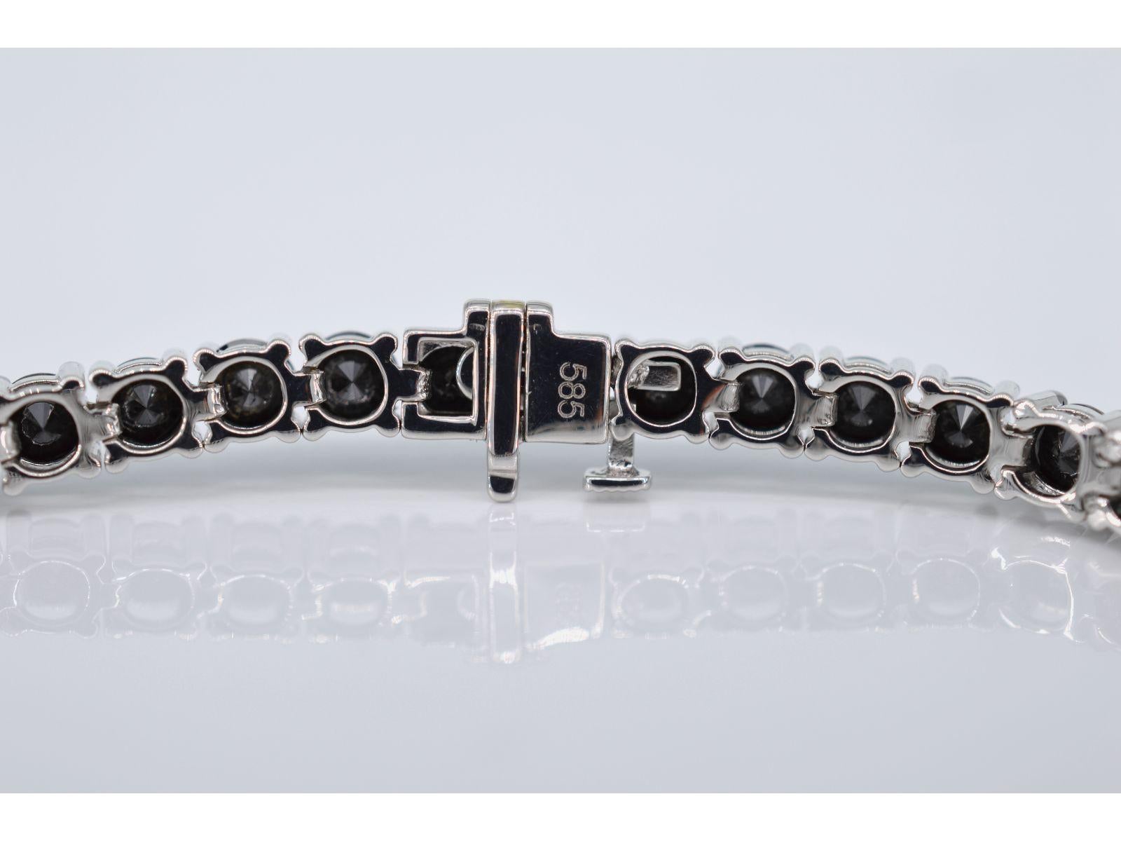 Taille brillant Bracelet tennis en or blanc serti de diamants noirs en vente