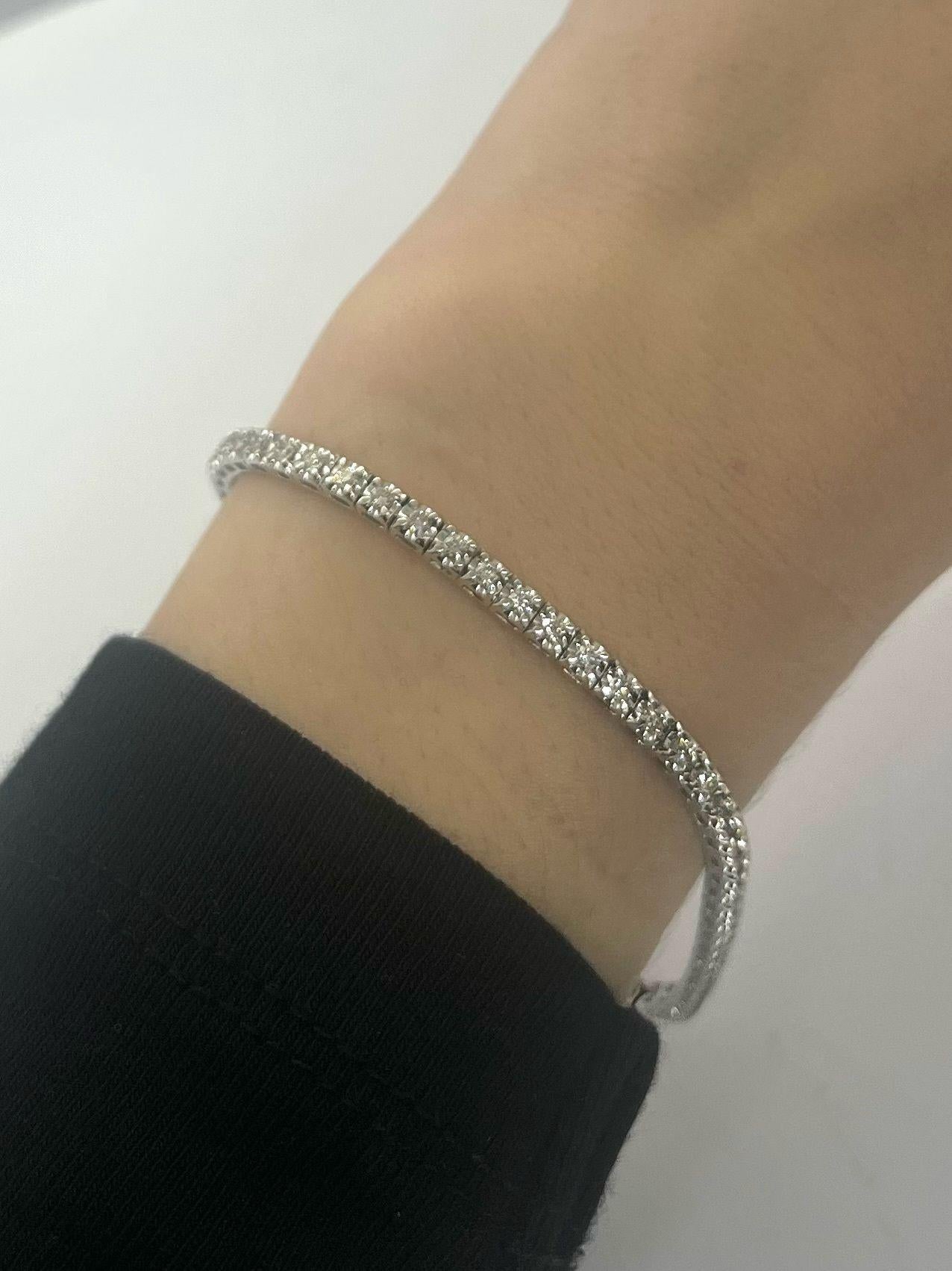 Intemporalmente elegante, este brazalete rivière de oro blanco de 18 quilates es una refinada expresión de sofisticación y lujo. Realizada en oro blanco de 750 milésimas, está engastada con diamantes naturales de 1,1 quilates, seleccionados por su