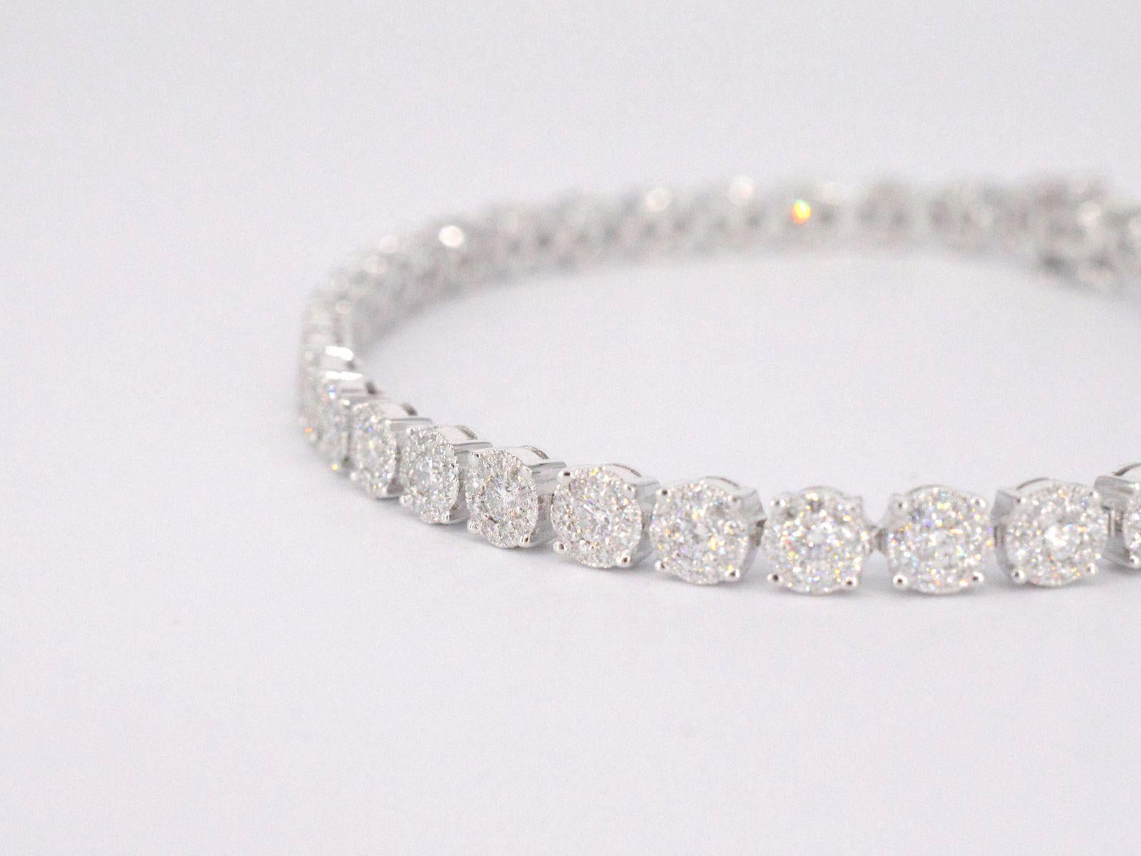 Women's White gold tennis bracelet with 5.00 carat diamonds For Sale