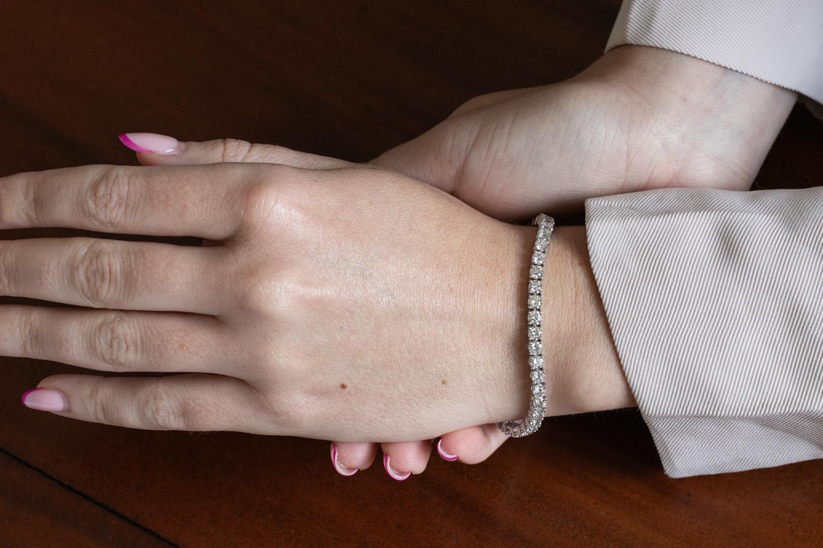 Bracciale tennis in oro bianco con 8,00 ct di diamanti. in vendita 5