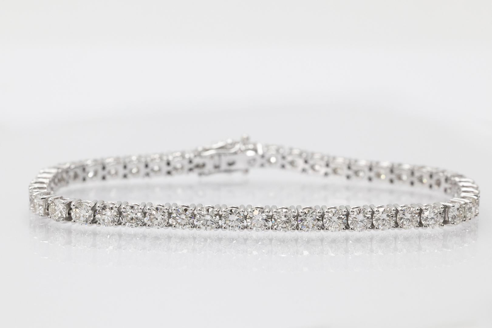 Un classico senza tempo: un braccialetto tennis con diamanti

Realizzato in oro bianco 18 carati

Origine: Europa occidentale, pezzo contemporaneo

Il bracciale è realizzato con una fila di 46 diamanti a taglio brillante per un totale di 8,00