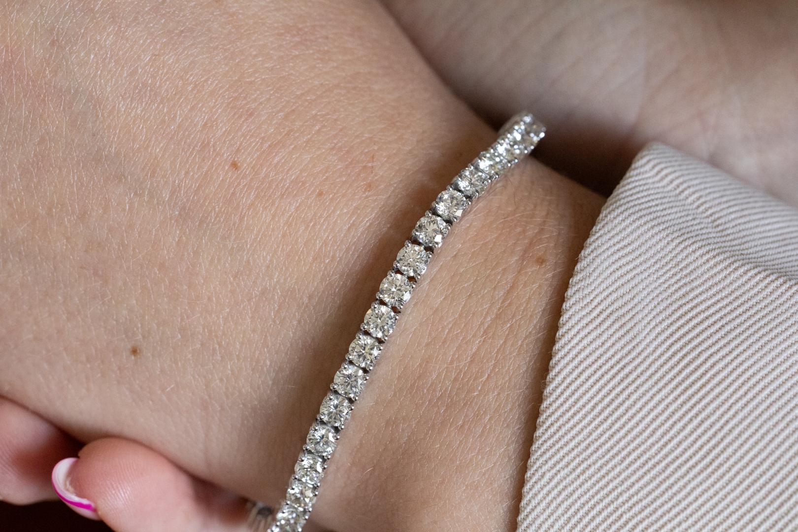 Taglio brillante Bracciale tennis in oro bianco con 8,00 ct di diamanti. in vendita