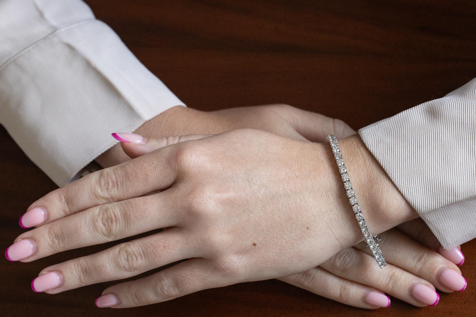 Bracciale tennis in oro bianco con 8,00 ct di diamanti. in vendita 2