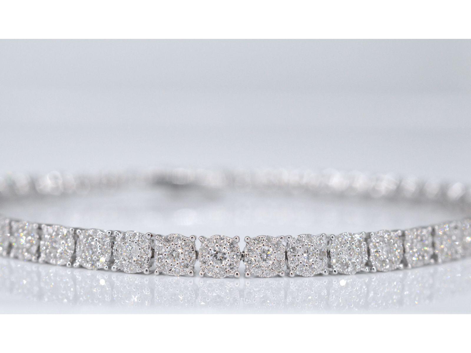 Contemporain Bracelet tennis en or blanc avec diamants de 3.00 carats en vente