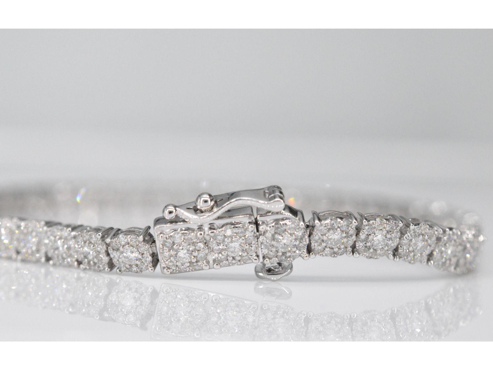 Taille brillant Bracelet tennis en or blanc avec diamants de 3.00 carats en vente