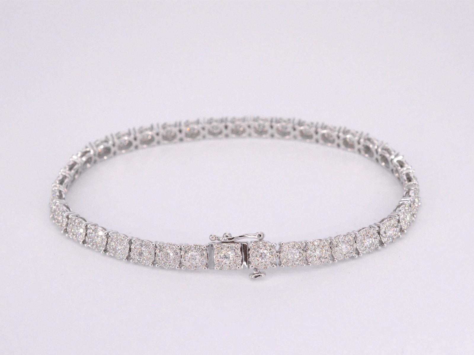 Contemporary White gold tennis bracelet with diamonds 4.00 carat For Sale