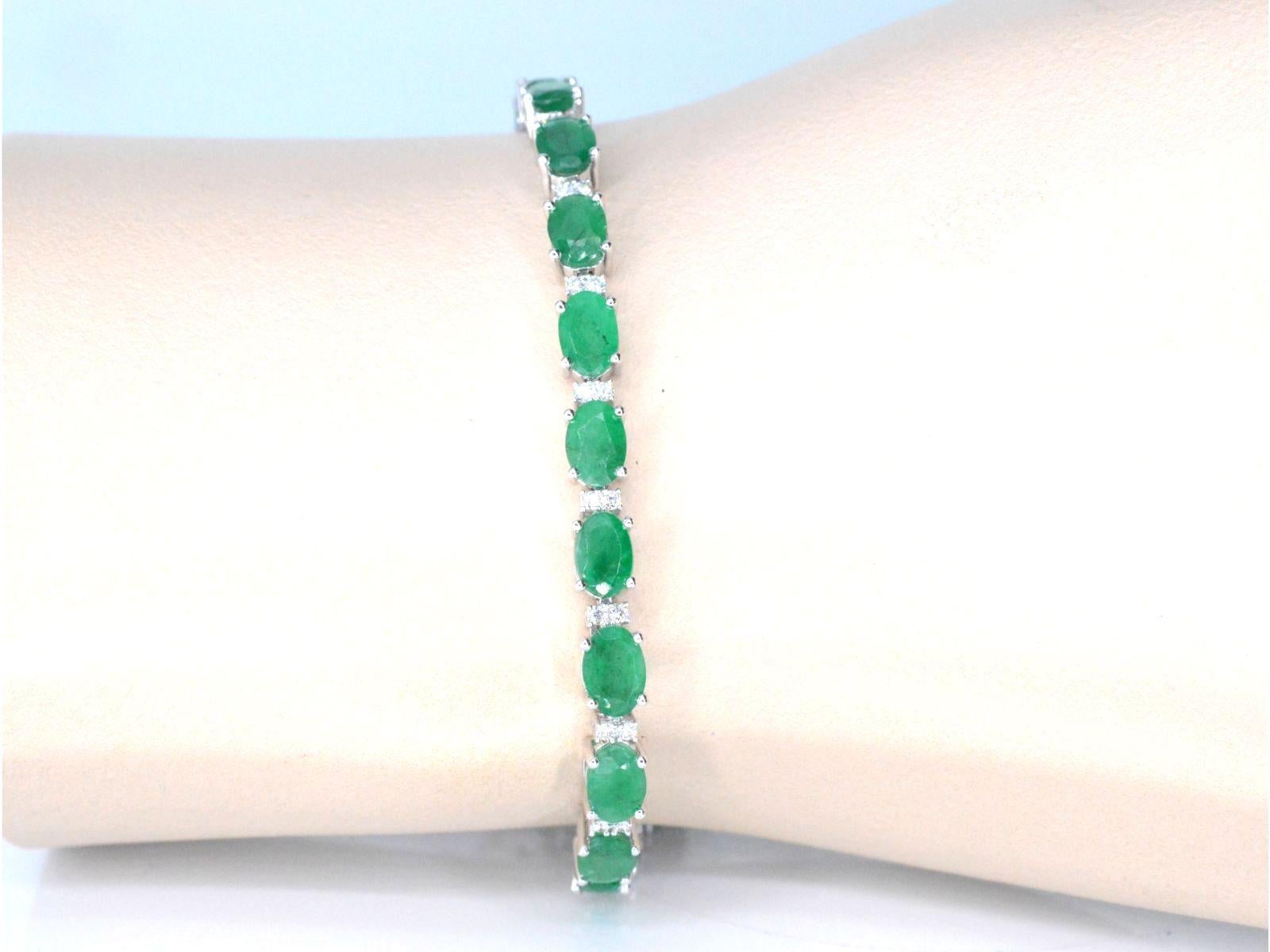 Contemporary White gold tennis bracelet with diamonds and emerald For Sale