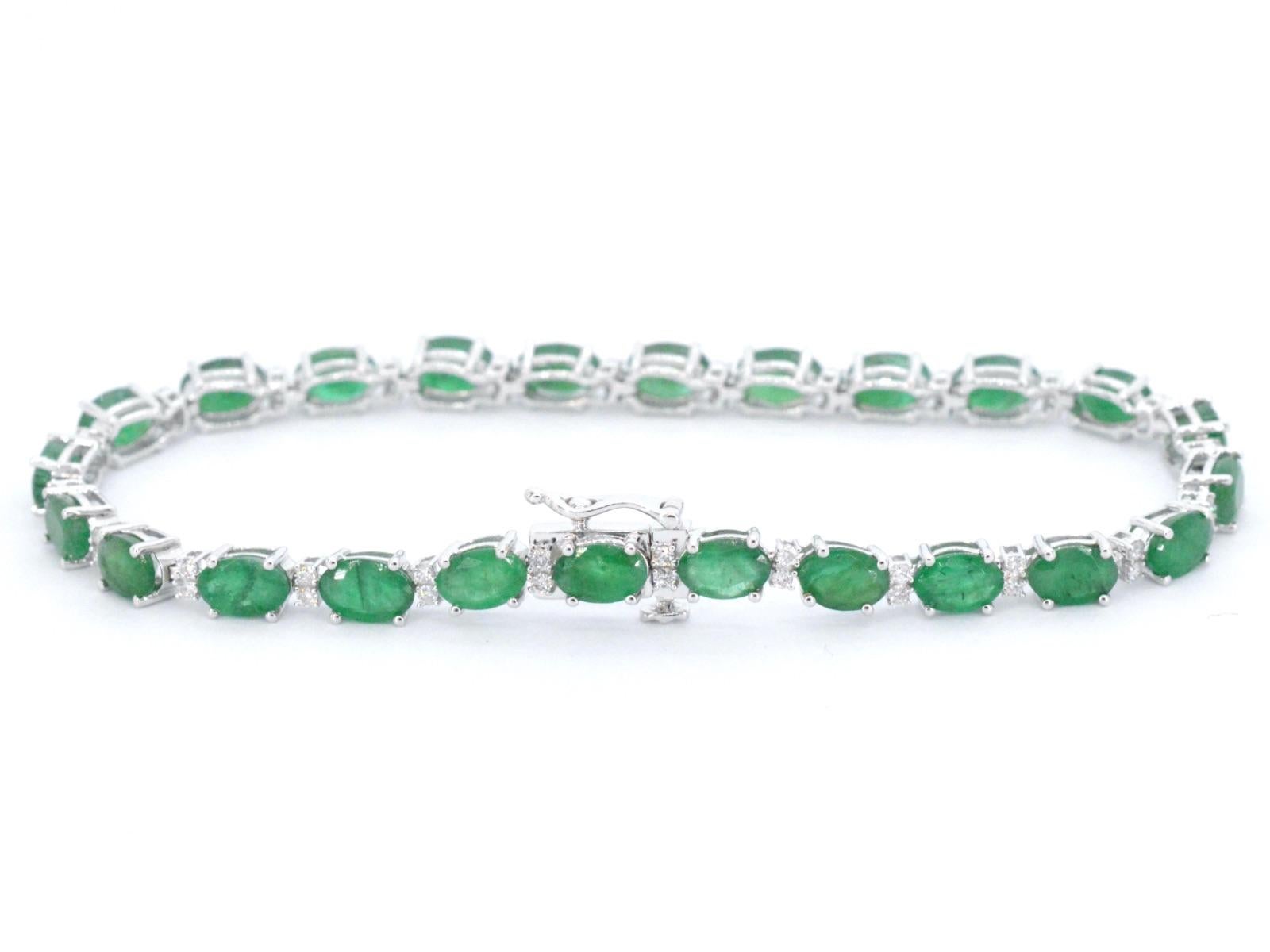 Brilliant Cut White gold tennis bracelet with diamonds and emerald For Sale