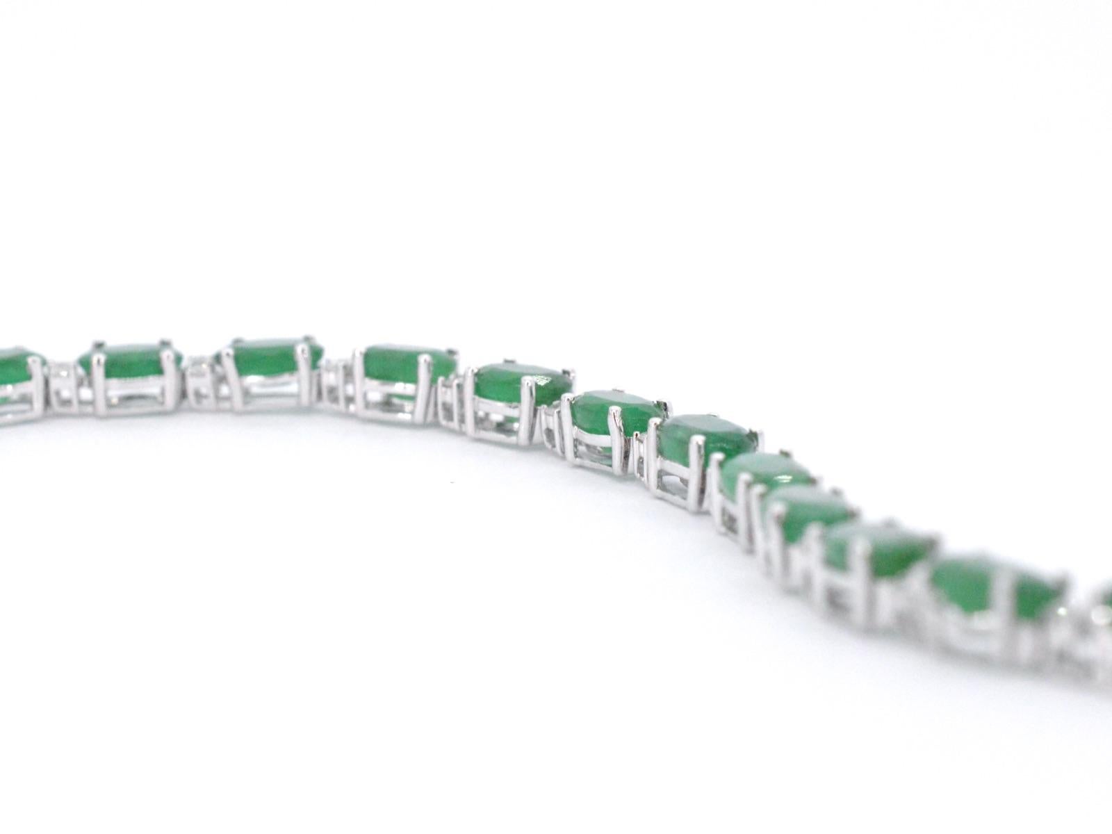 Women's White gold tennis bracelet with diamonds and emerald For Sale