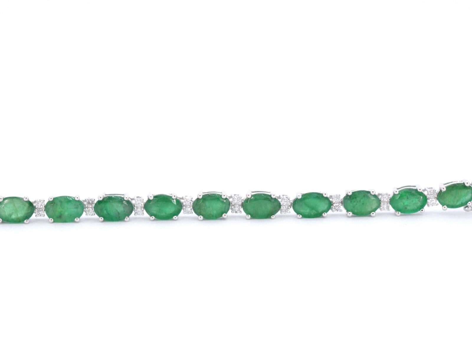 White gold tennis bracelet with diamonds and emerald For Sale 1