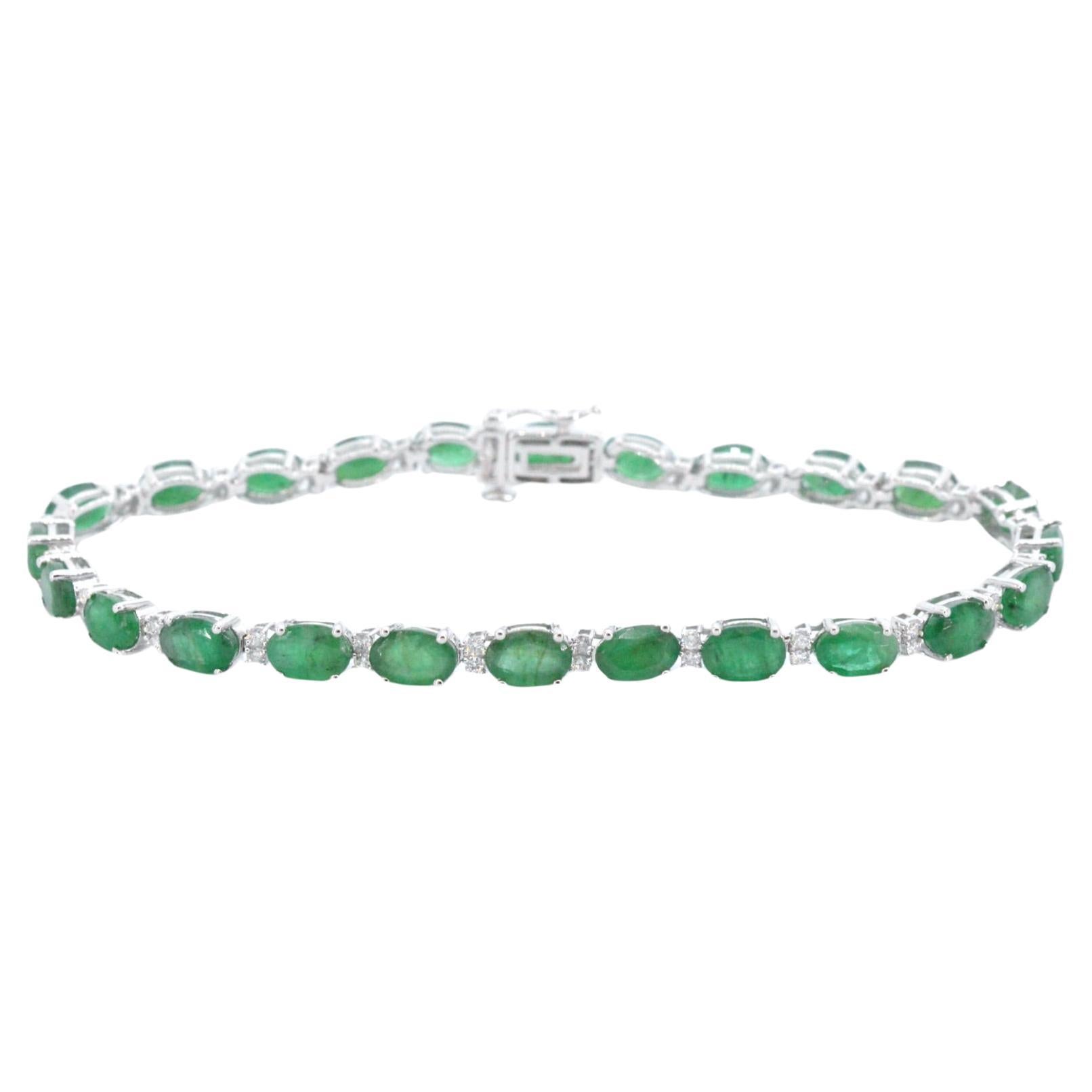 White gold tennis bracelet with diamonds and emerald For Sale