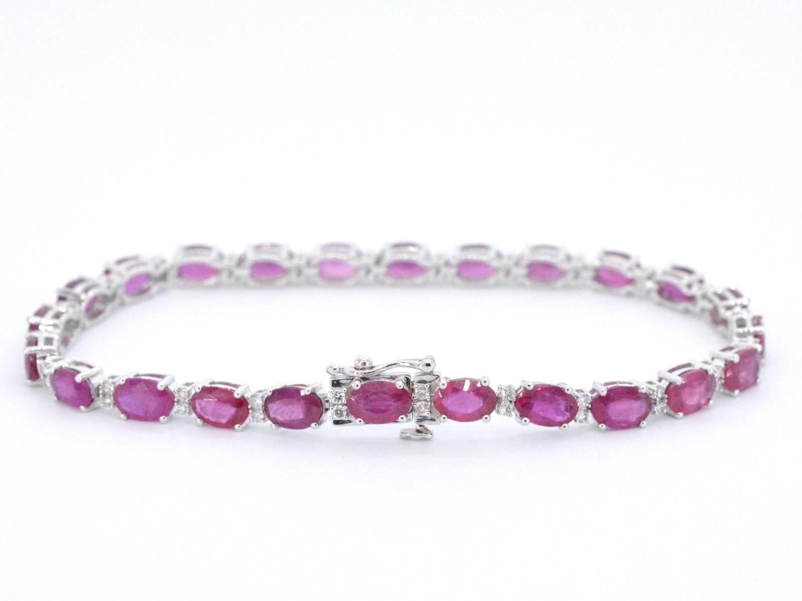 This stunning bracelet showcases a harmonious blend of diamonds and a vibrant ruby, ideal for those who appreciate elegance and sophistication.

The bracelet features 0.50 carats of brilliant-cut diamonds, exhibiting a lovely F-G color and a clarity