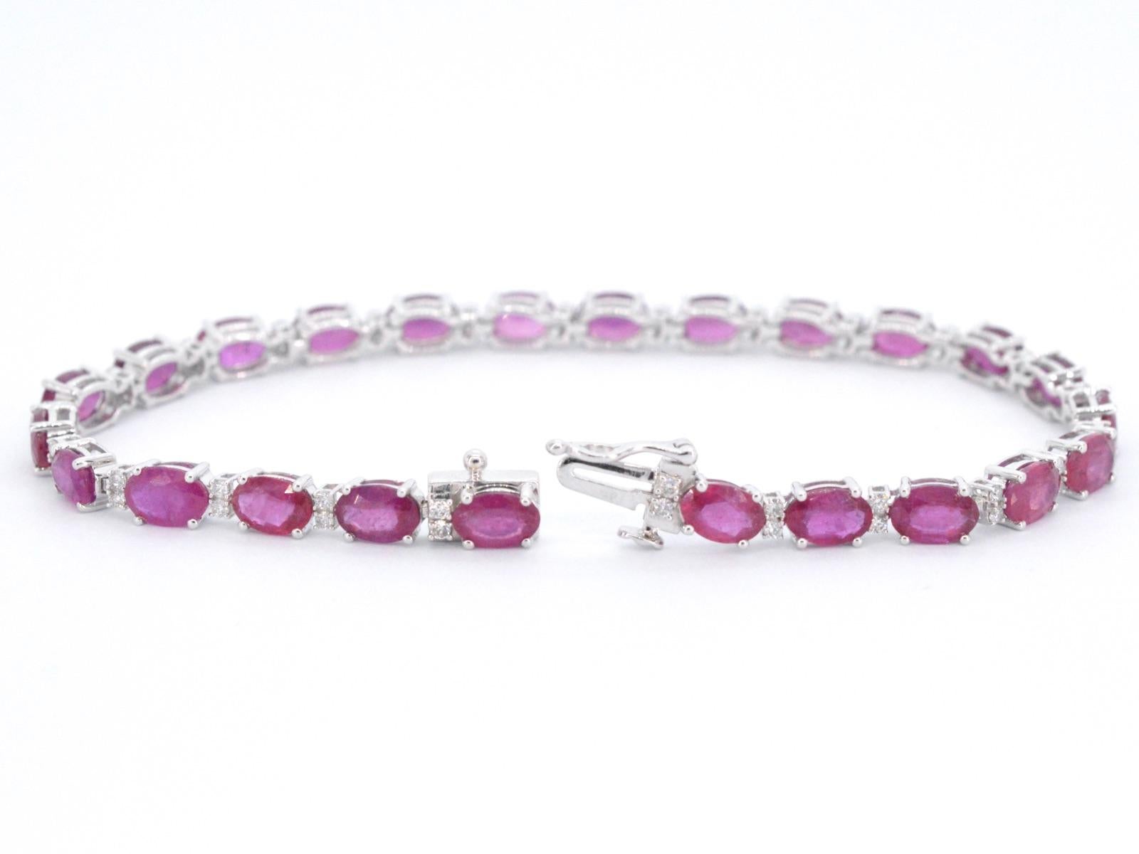 Contemporary White gold tennis bracelet with diamonds and ruby For Sale