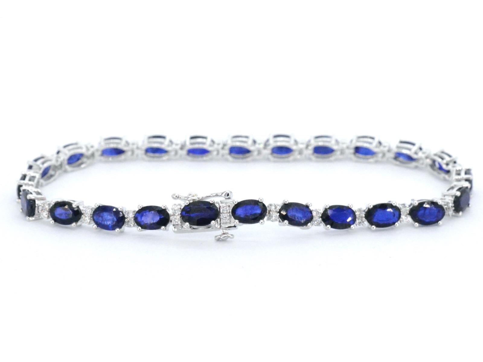 Ce bracelet exquis présente une combinaison de diamants étincelants et d'un saphir éblouissant, ce qui en fait un accessoire parfait pour toutes les occasions. 

Le bracelet comprend 0,50 carats de diamants taille brillant, d'une couleur F-G et