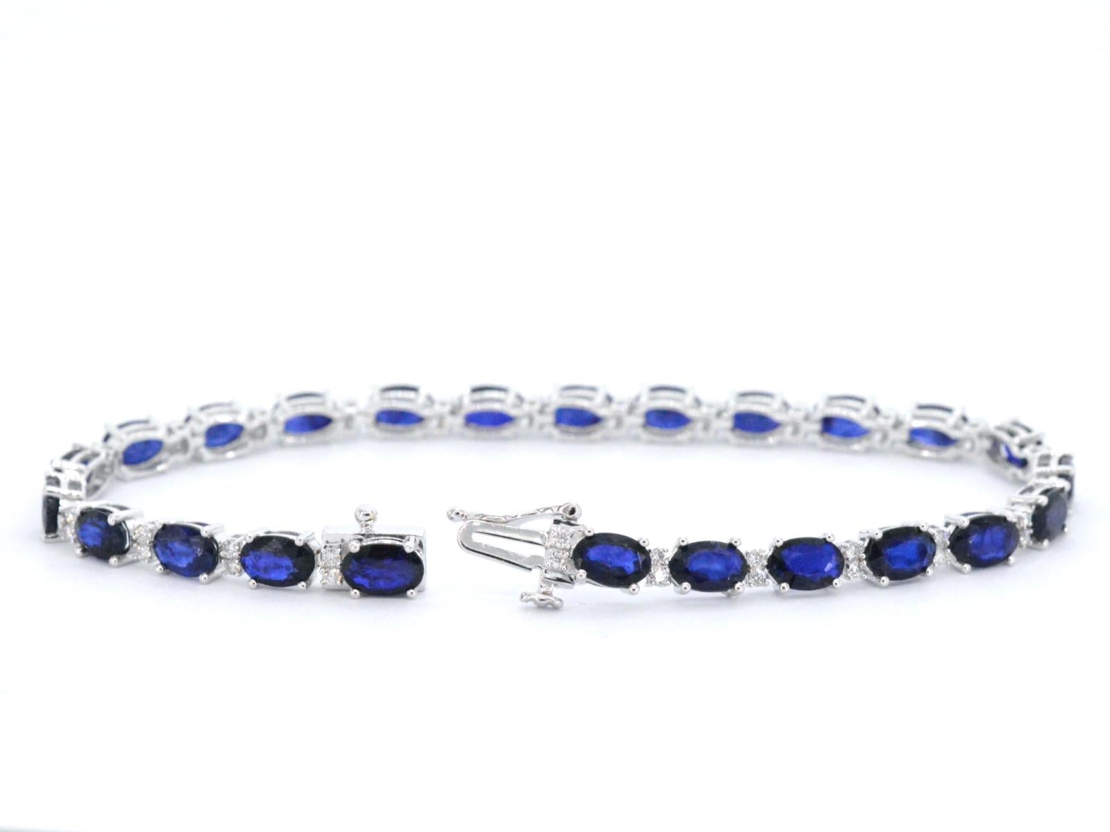 Contemporary White gold tennis bracelet with diamonds and sapphire For Sale