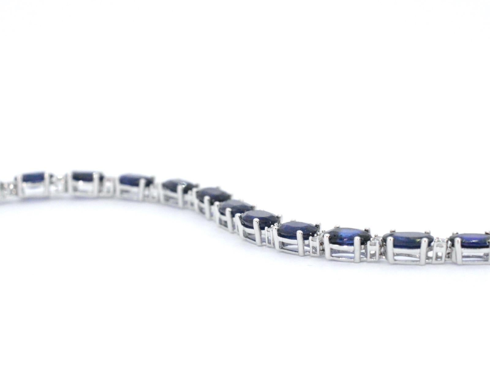 Brilliant Cut White gold tennis bracelet with diamonds and sapphire For Sale