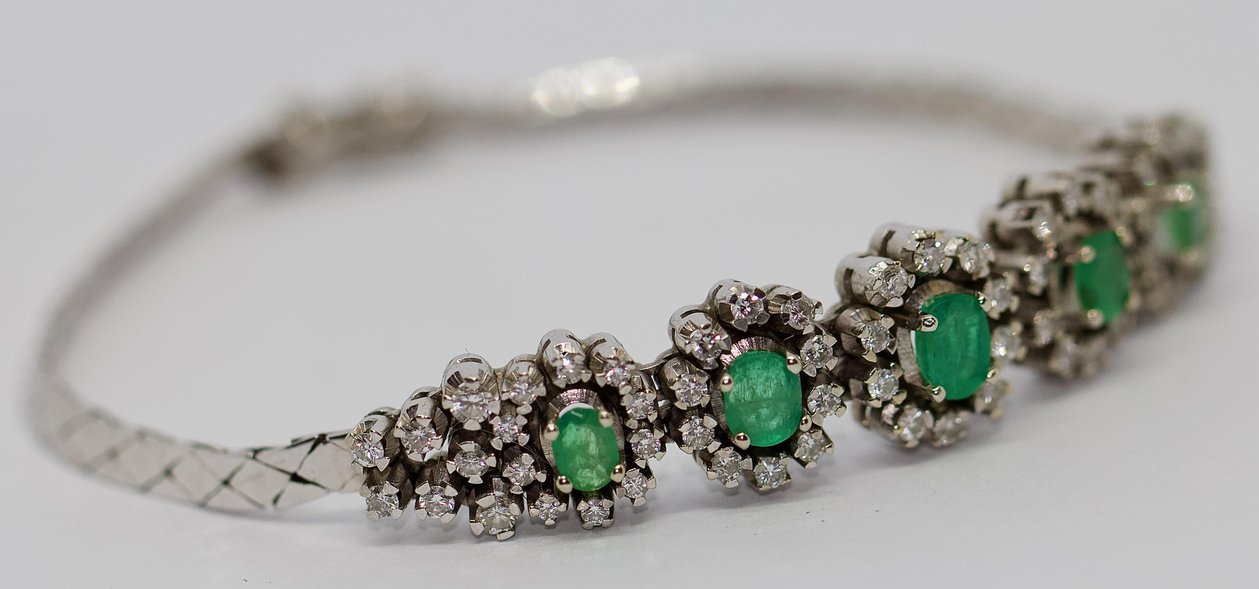 White Gold Tennis Bracelet with Emeralds and Diamonds In Good Condition For Sale In Berlin, DE
