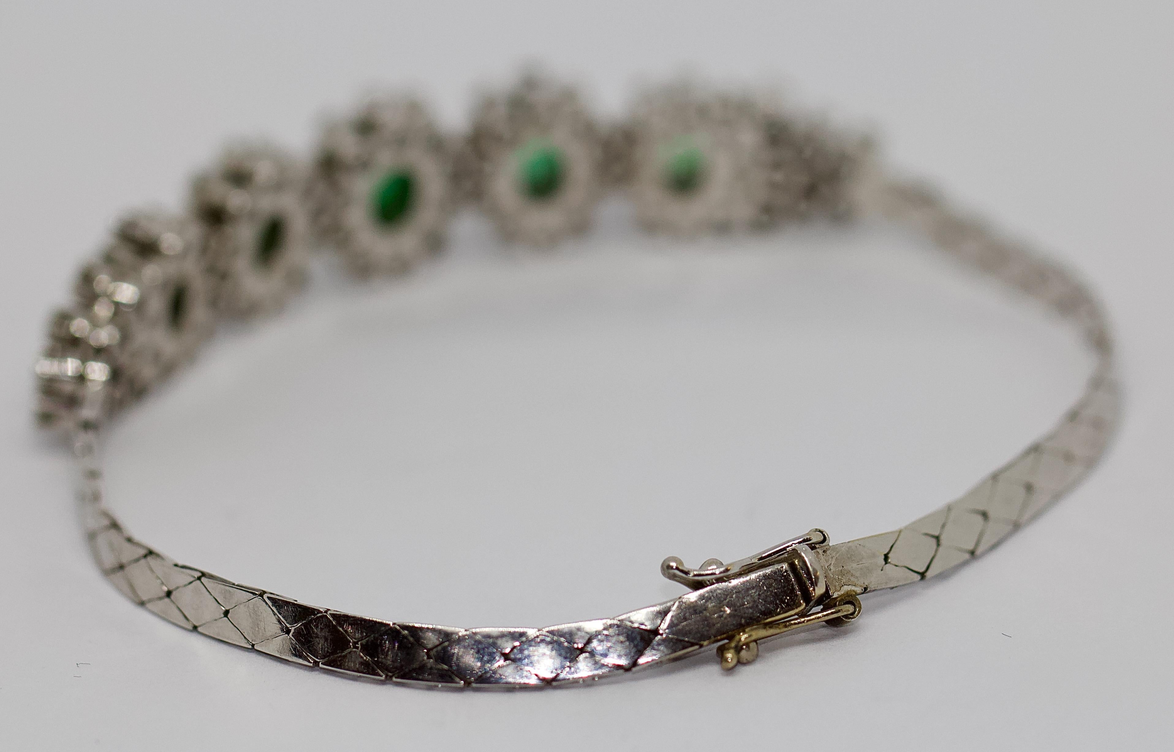 Bracelet tennis en or blanc avec émeraudes et diamants en vente 1