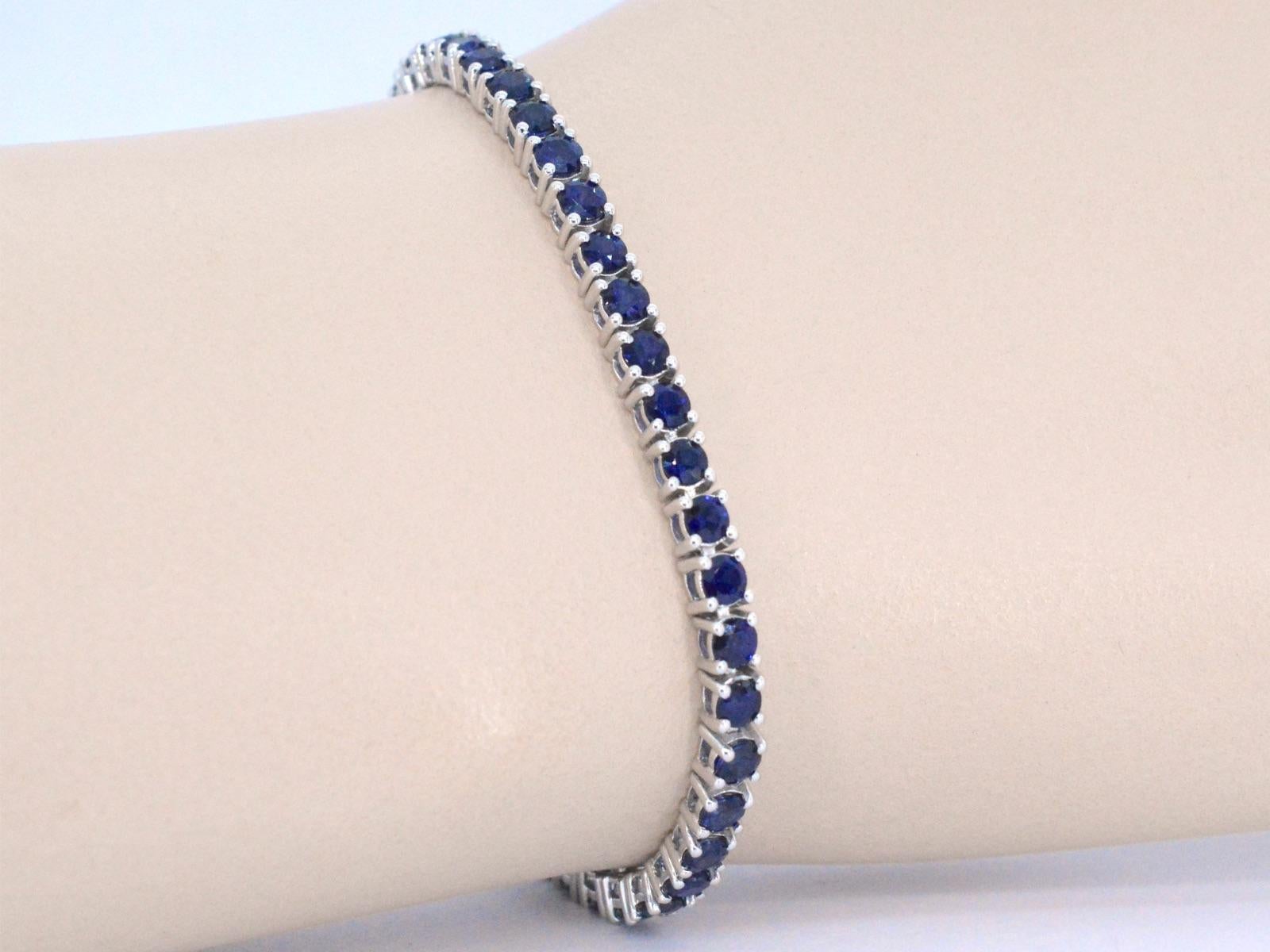 Contemporary White Gold Tennis Bracelet with Sapphires For Sale