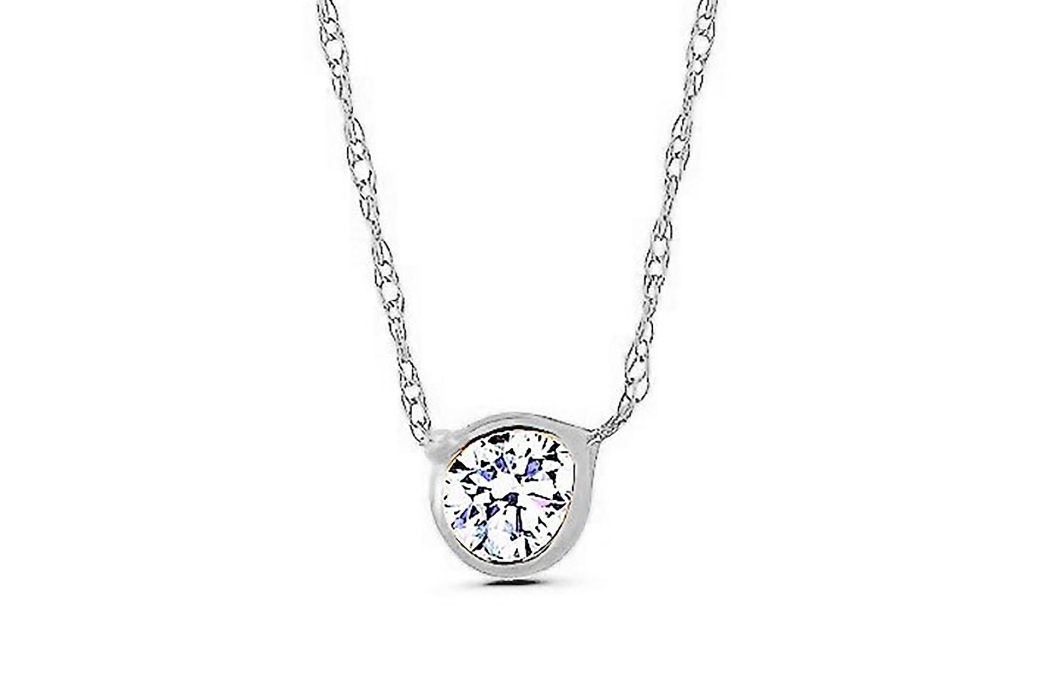 White Gold Three Graduating Diamond Bezel-Set Necklace Pendant In New Condition In New York, NY