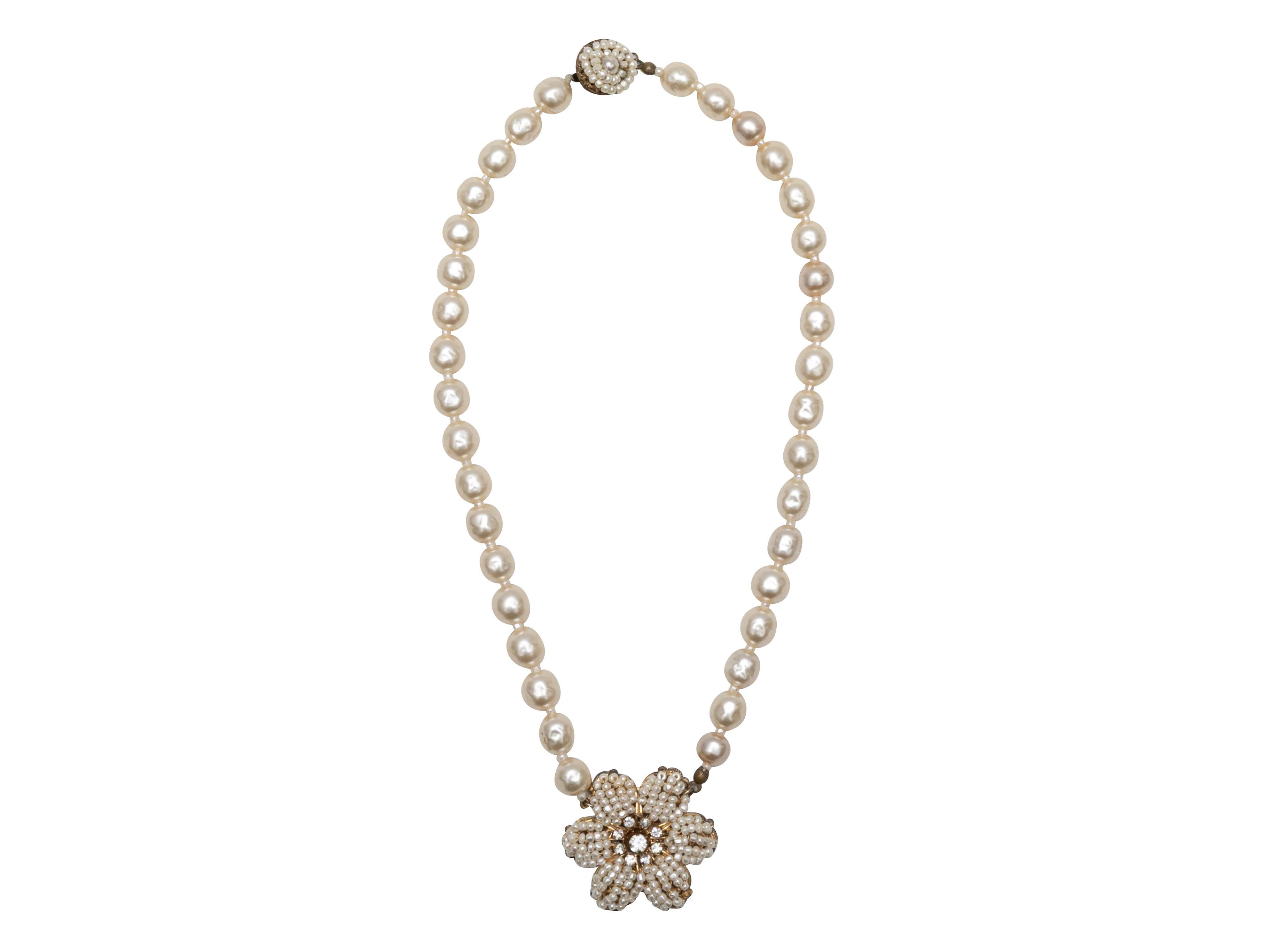 Collana con pendente floreale in perle bianche e dorate di Miriam Haskell. Chiusura a moschettone sulla nuca. Larghezza 1,5