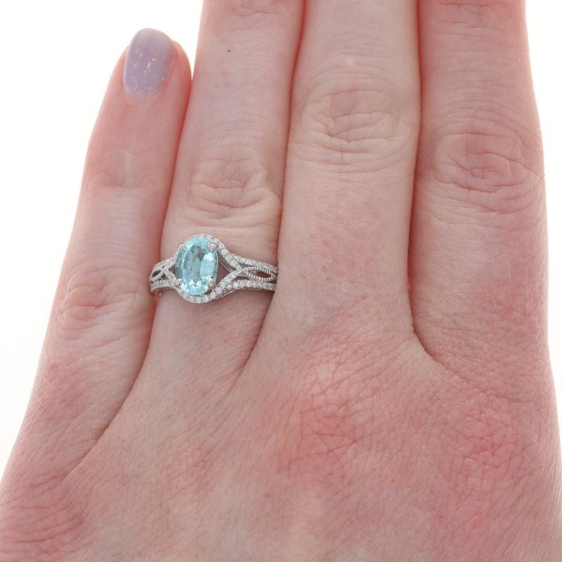 Taille ovale Bague halo de diamants et tourmaline blanche 14 carats, 1,57 carat poids total, certifiée GIA en vente