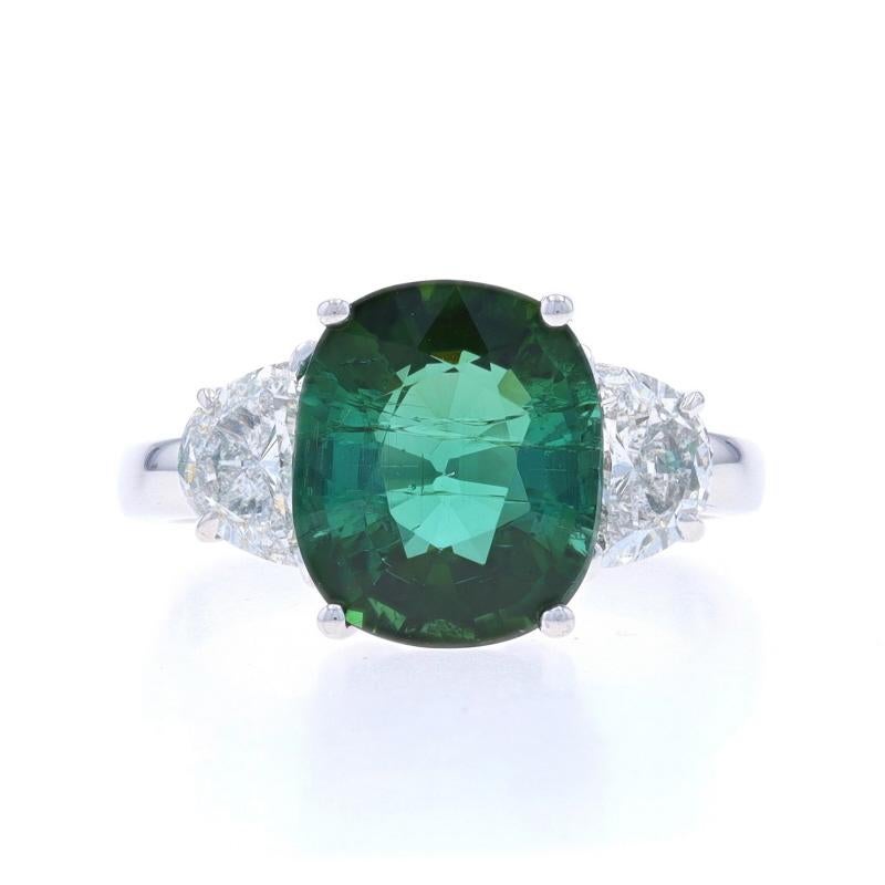 Taille : 6 3/4

Note : Veuillez nous contacter pour un devis de redimensionnement.

Contenu métallique : Or blanc 18k

Informations sur les pierres

Tourmaline naturelle
Carat(s) : 4.62ct
Coupe : Coussin rectangulaire
Couleur : vert bleuté

Diamants