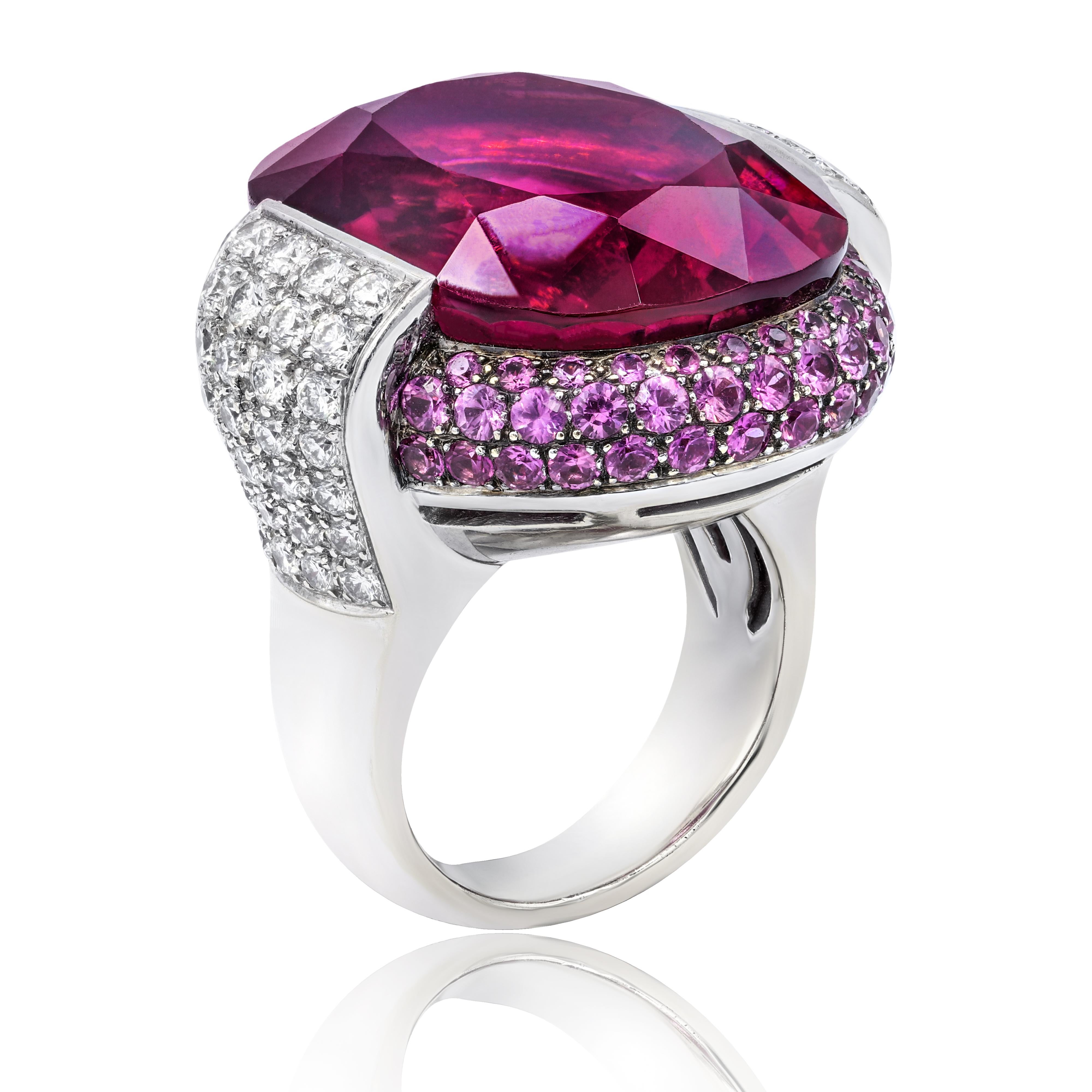 Taille ovale Bague avec tourmaline de 35,00 carats et diamants  en vente