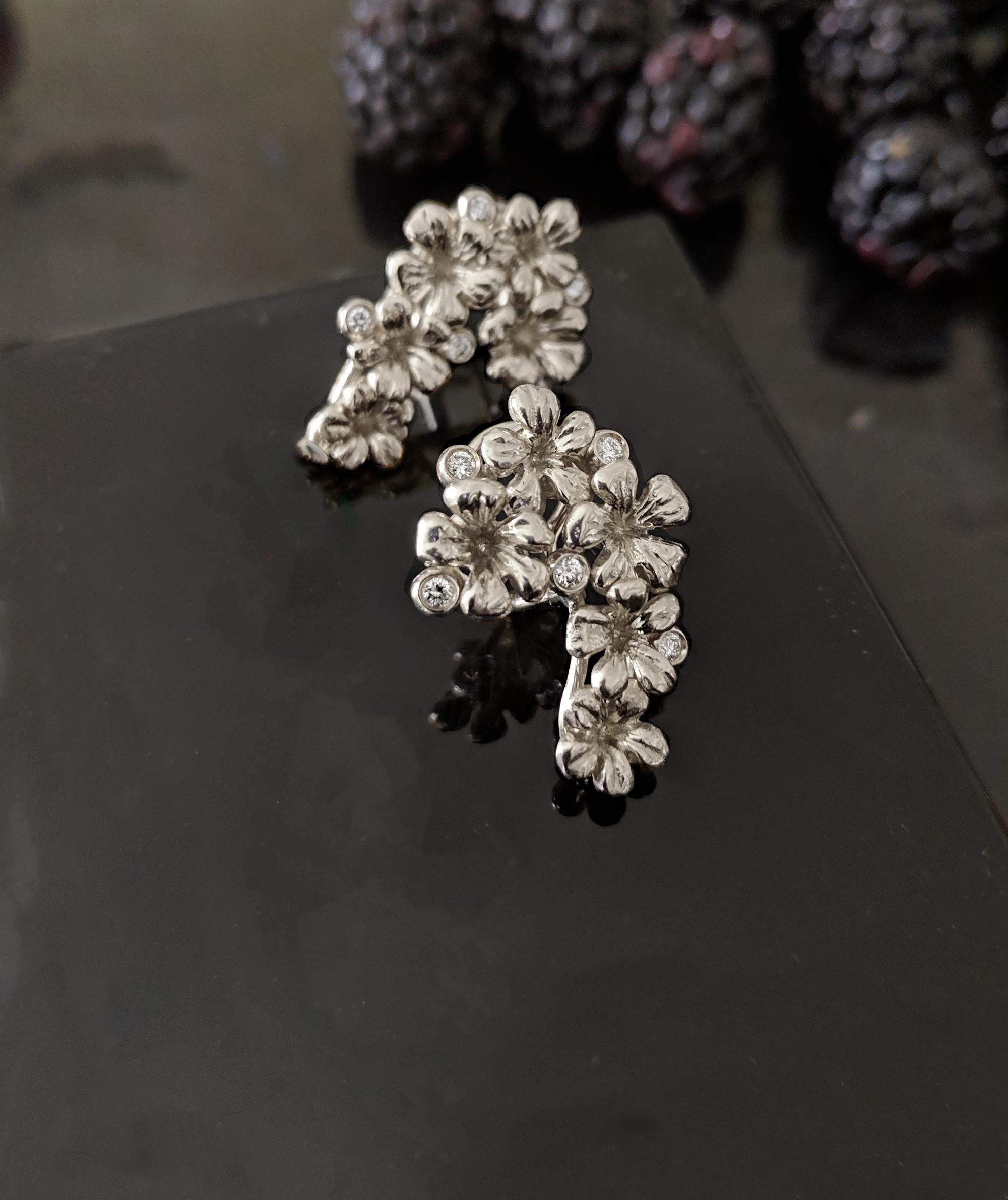 White Gold Cocktail Earrings with Ten Round Diamonds and Topazes In New Condition For Sale In Berlin, DE