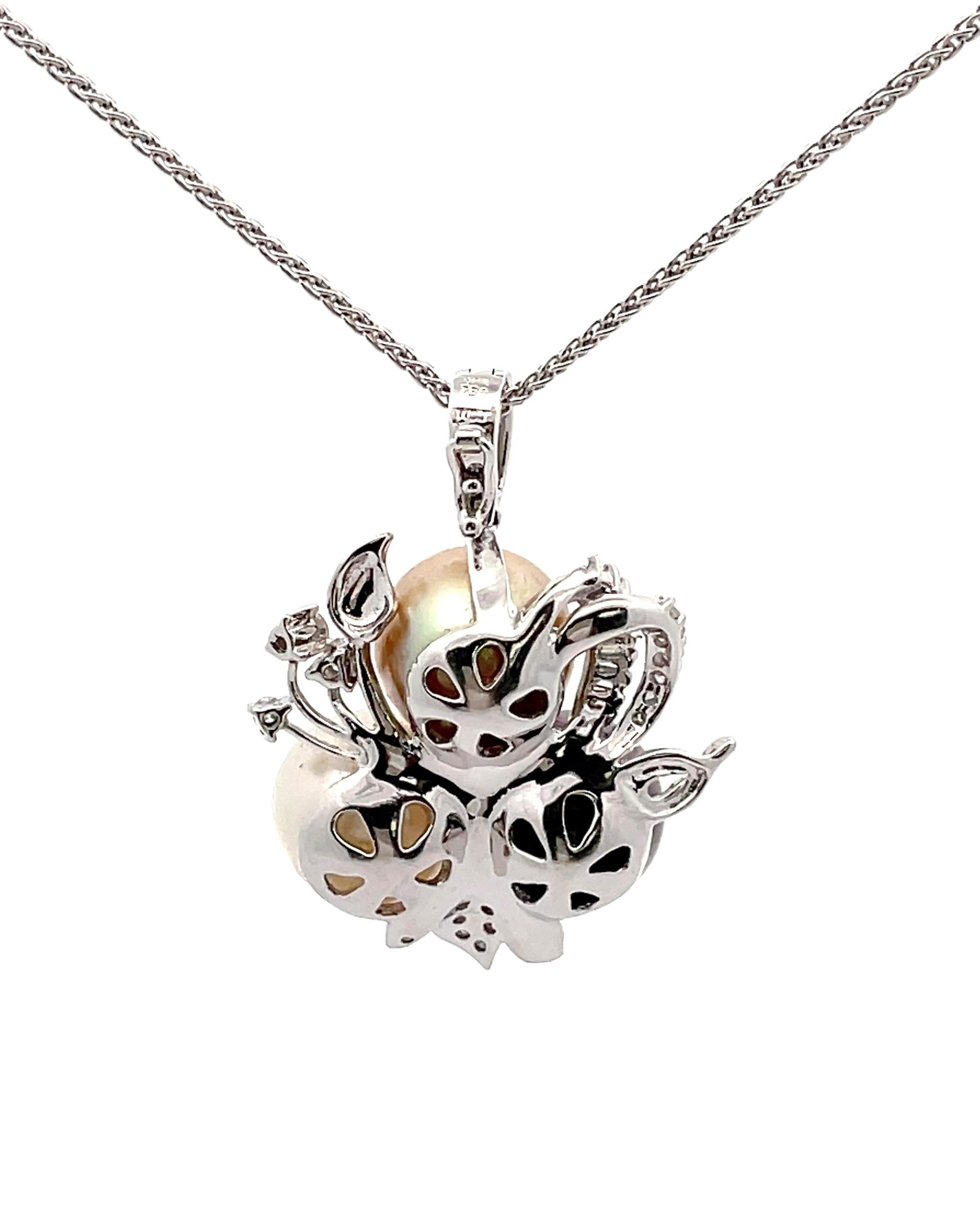 Contemporary White Gold Tri Color Pearl Necklace For Sale