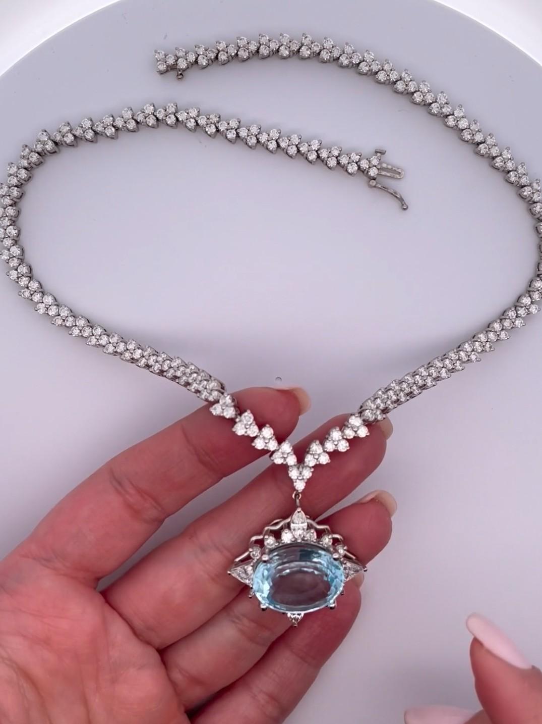 Collier de tennis en or blanc 18 carats de forme V garni de 249 diamants ronds de taille brillant pesant 13,0 carats au total. Les diamants sont de couleur H et de pureté SI.  

Au centre, un rehausseur/pendentif amovible en or blanc 14 carats