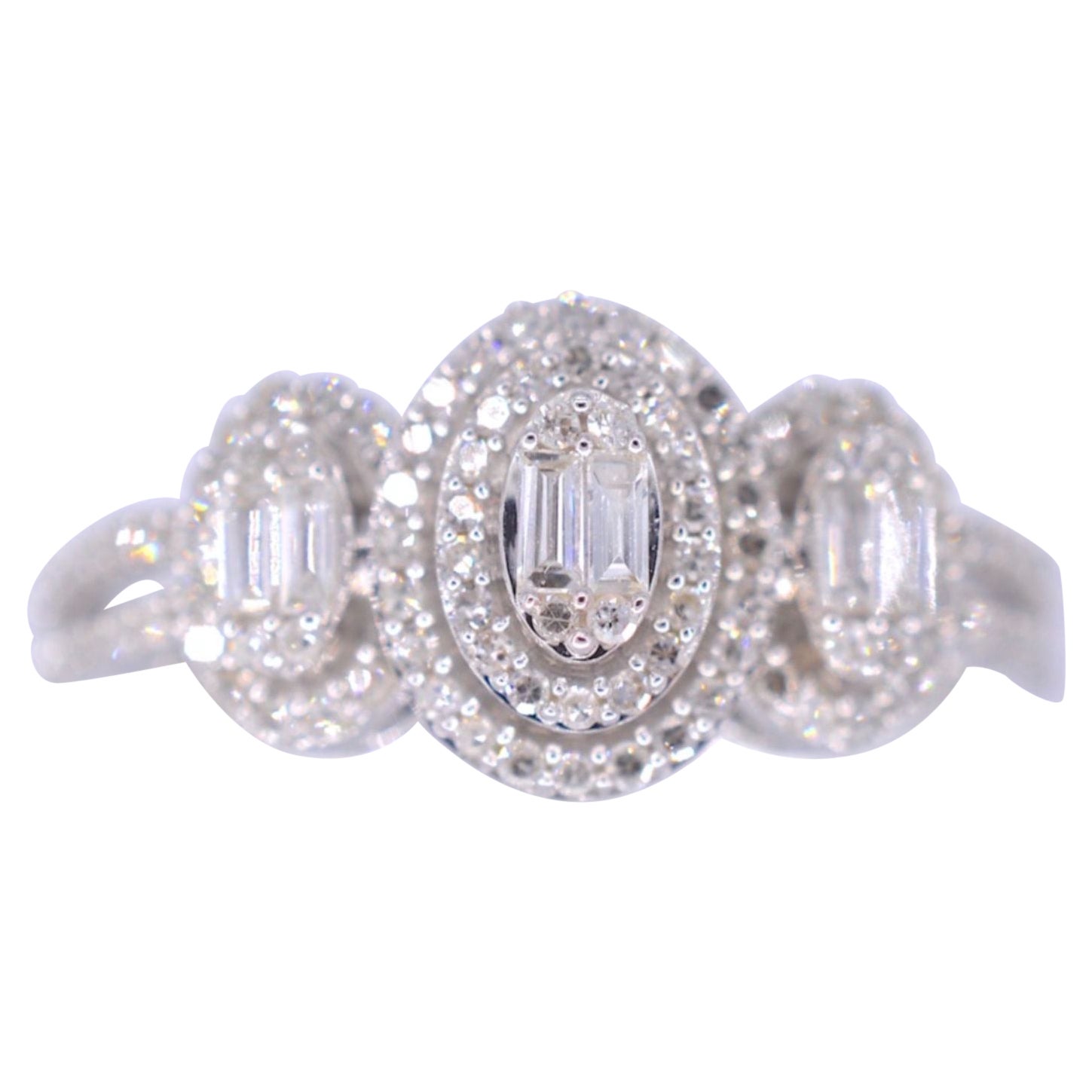 Trinity-Ring aus Weißgold, vollständig mit Diamanten besetzt im Angebot