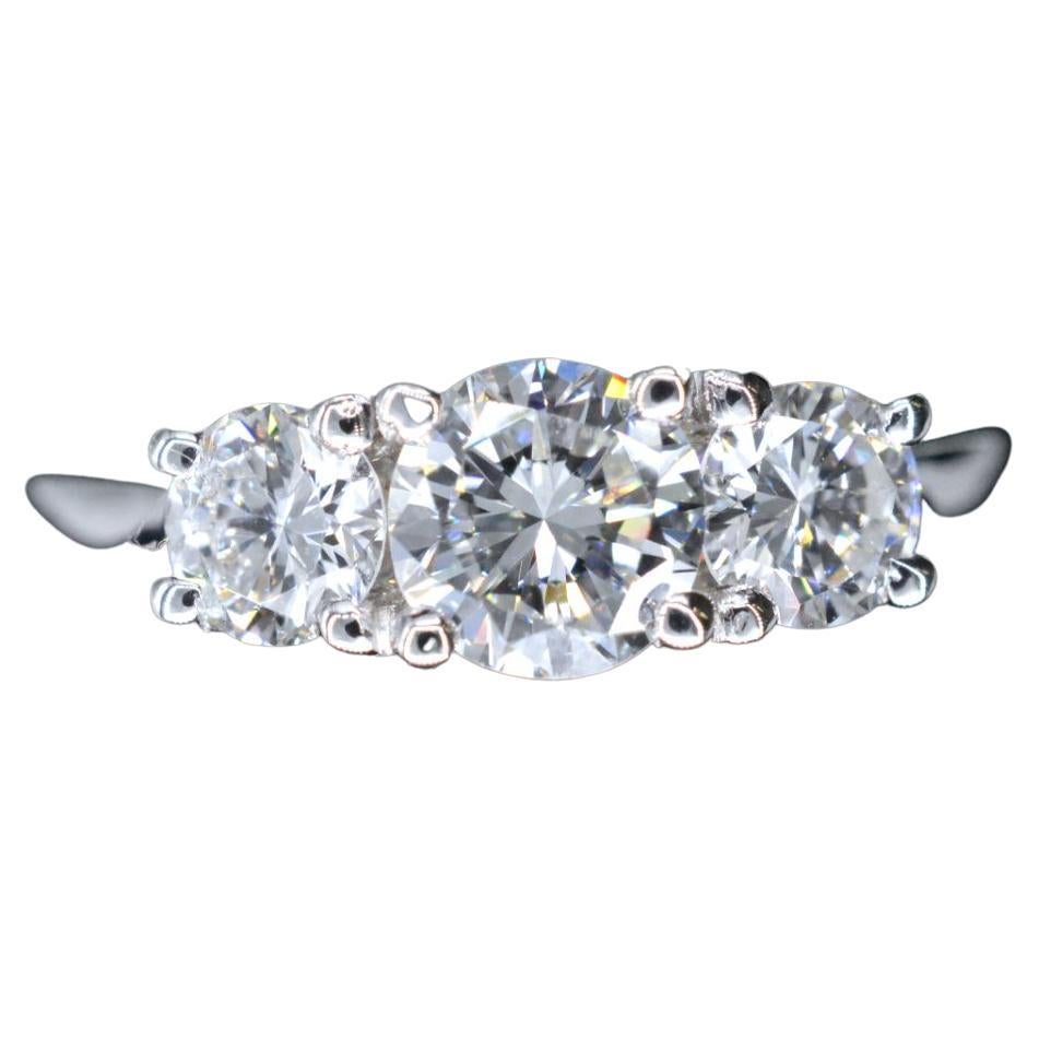 La bague trinitaire en or blanc avec diamants taille brillant est un bijou exquis qui incarne la combinaison parfaite de l'élégance et de la sentimentalité. Réalisée en or blanc brillant, cette bague se compose de trois anneaux entrelacés, chacun