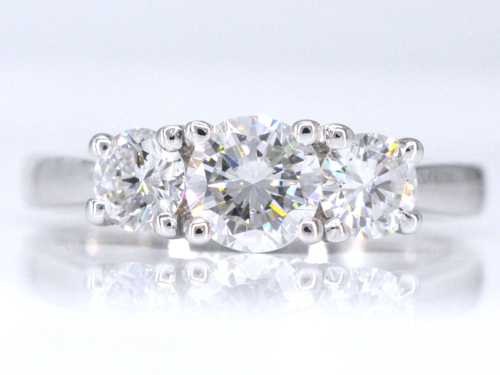 Bague Trinity en or blanc avec diamants taille brillant en vente