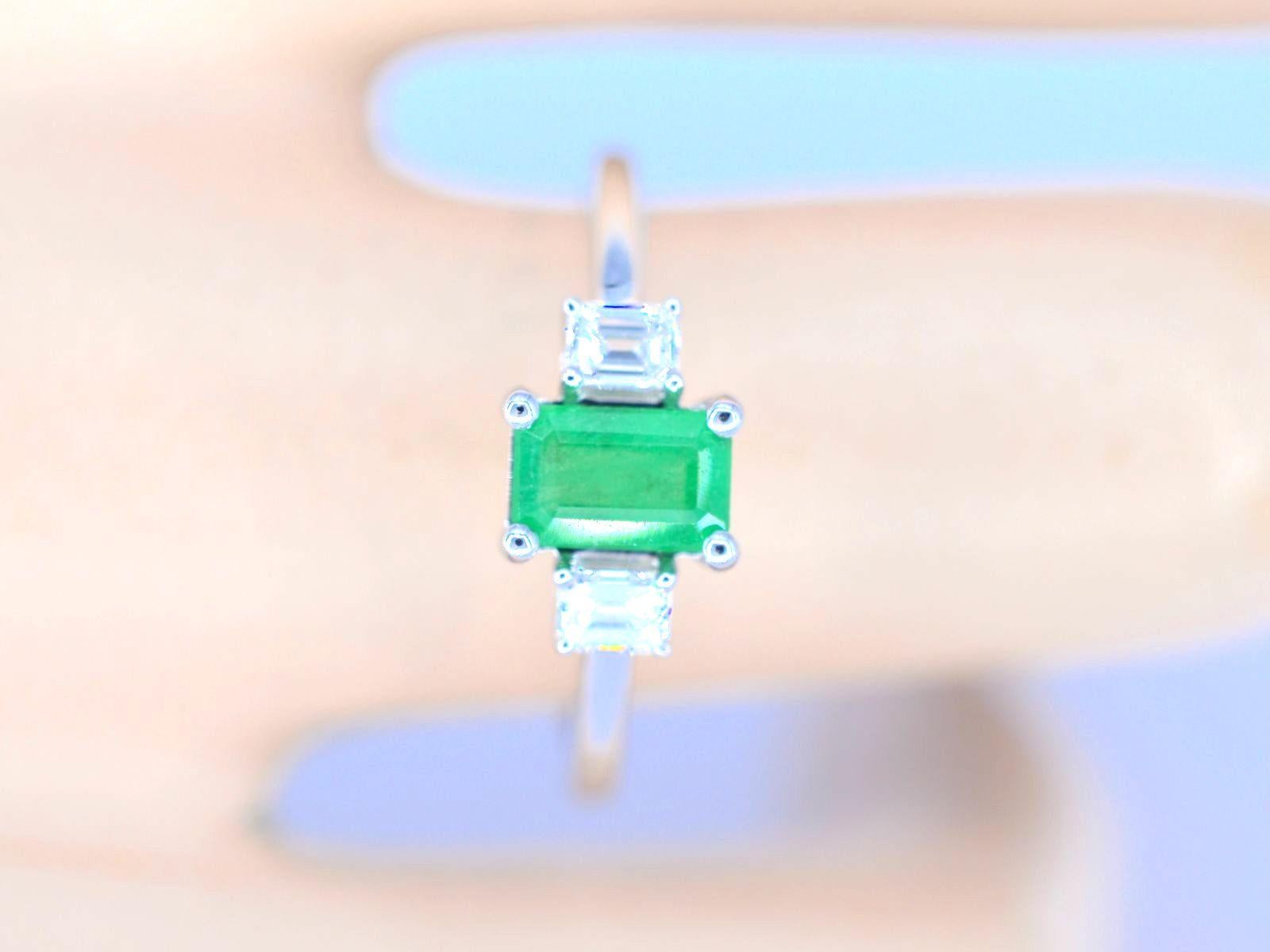 Diamonds: 2 pieces
Weight: 0.20 carat
Cut: Emerald
Colour: F-G
Clarity: SI
Quality: Very nice

Gemstone: Emerald
Cut: Emerald cut
Weight: 0.50 carat

Jewel: Ring
Weight: 1.5 gram
Hallmark: 14 karat 
Ring Size: 54 (17.25 mm)
Condition: New

Retail