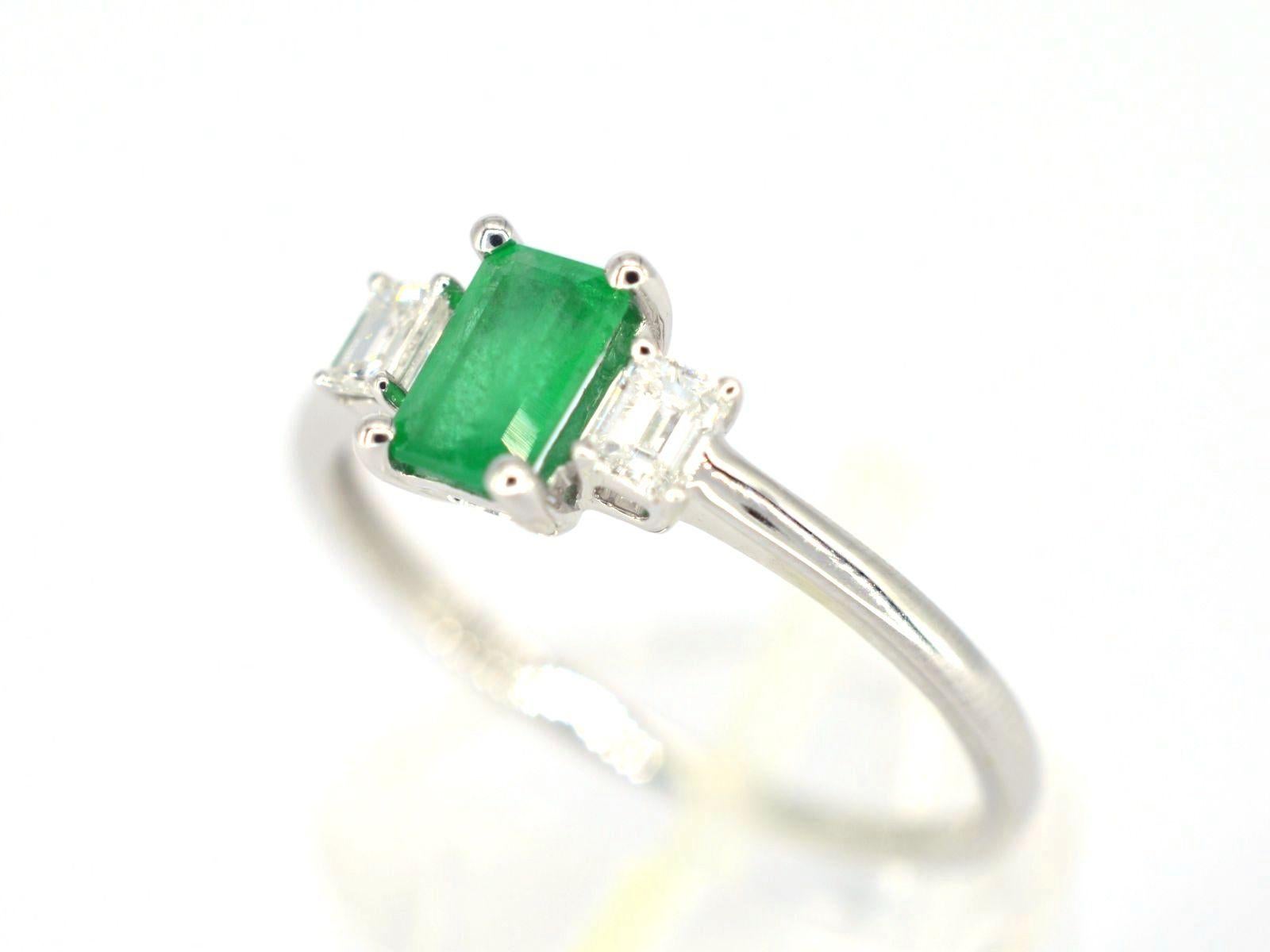 Contemporary White Gold Trinity Ring with Diamonds and Emerald For Sale