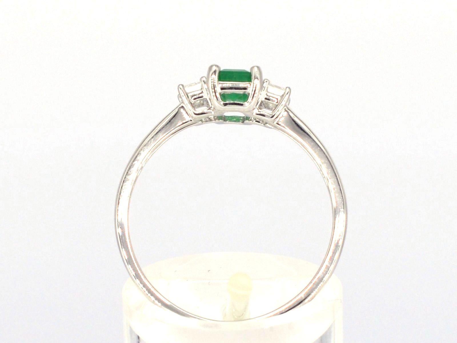 White Gold Trinity Ring with Diamonds and Emerald In New Condition For Sale In AMSTELVEEN, NH