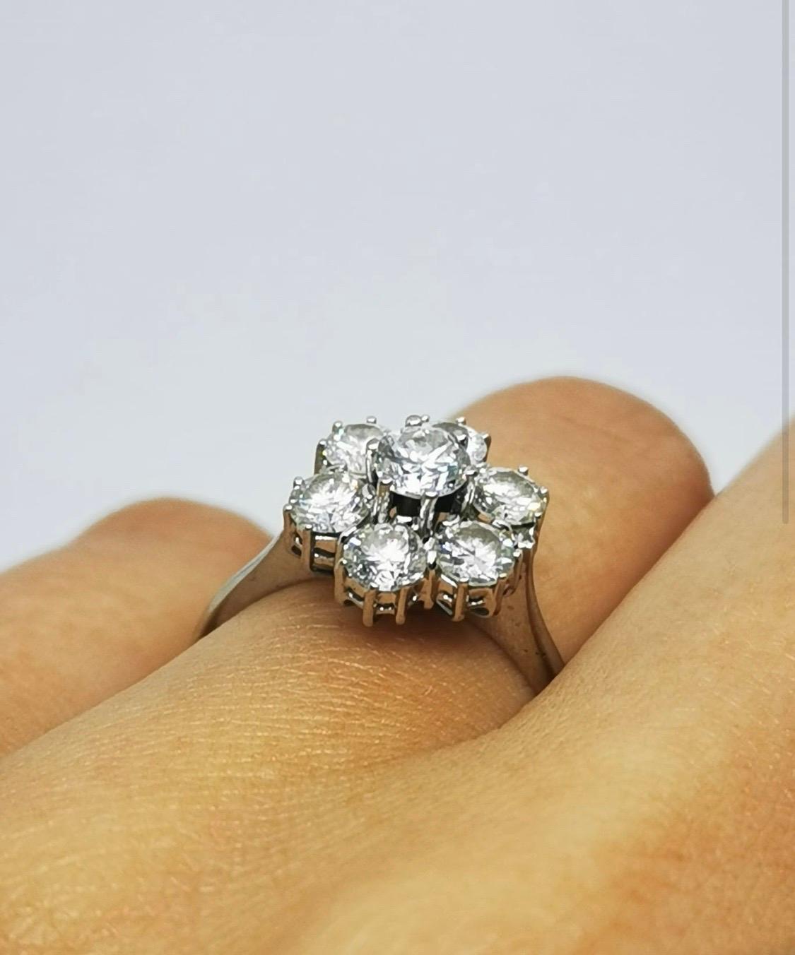 This Gorgeous White Gold Ring with 7 diamonds like a flower perfect for a Yes! Or just for everyday. 

Top of the ring measures 13mm by 11mm and shank measures 2mm.

Size ring- US 8
              UK P 1/2
              PT 17

The ring size may be